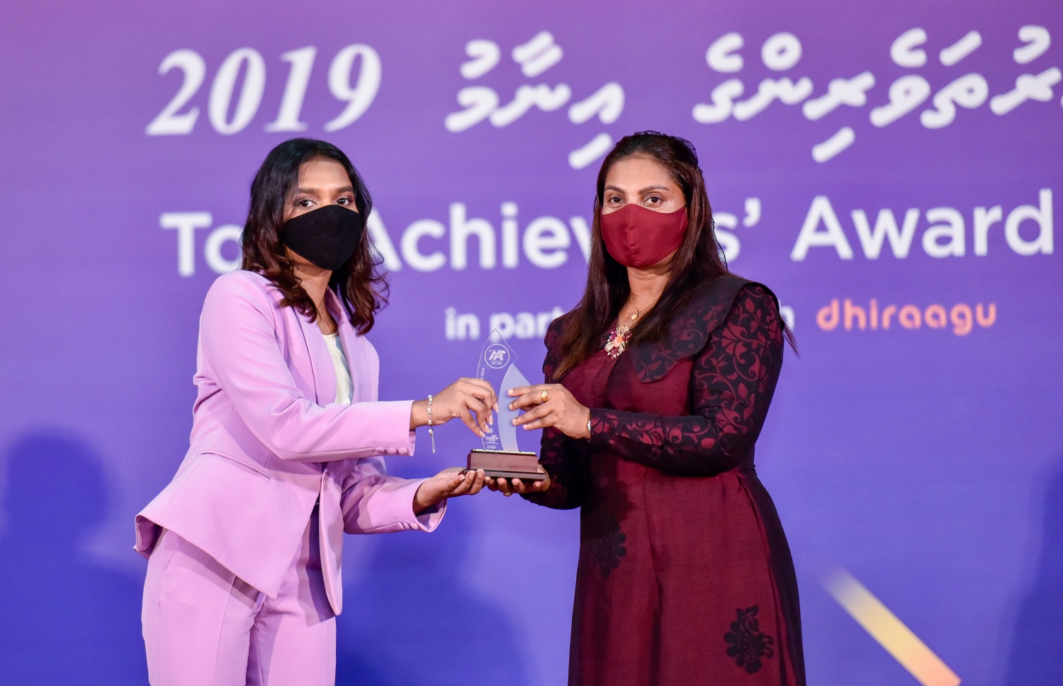 މާލެ: އޮކްޓޫބަރު 17، 2021- މެއި/ޖޫން، 2019ގެ މަތީ ސާނަވީ އިމްތިހާނުން އެންމެ މޮޅު ދަރިވަރުންނަށް އިނާމު ދިނުމަށް ތާޖުއްދީން ސުކޫލުގައި ބޭއްވި ރަސްމިއްޔާތުގައި އެވޯޑު ހާސިލް ކުރި ދަރިވަރުންނާއި އެޑިއުކޭޝަން މިނިސްޓަރު އައިޝަތް އަލީ އެވޯޑު ހަވާލުކުރައްވަނީ.--- ފޮޓޯ: ފަޔާޒު މޫސާ / މިހާރު