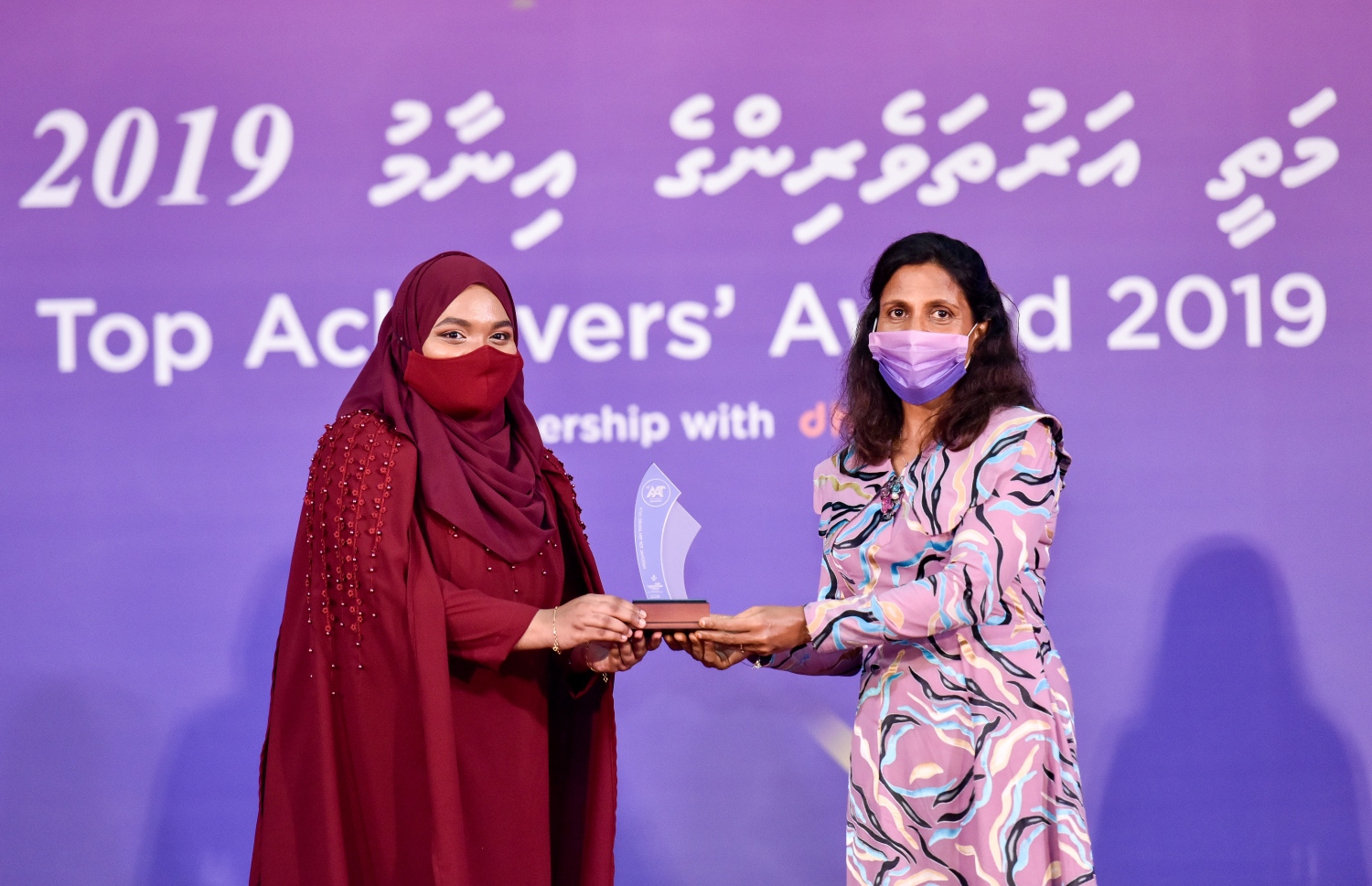 އެކައުންޓިން އިން ދުނިޔެއިން އެއް ވަނަ ހޯދި ލަޔާލީއަށް، ފަސްޓްލޭޑީ ފަޒްނާ އެވޯޑު ހަވާލޮށްދެއްވަނީ-- ފޮޓޯ: ފަޔާޒު މޫސާ / މިހާރު