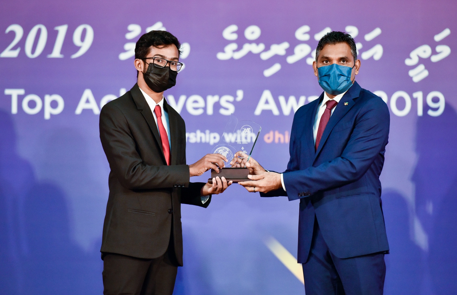 މާލެ: އޮކްޓޫބަރު 17، 2021- މެއި/ޖޫން، 2019ގެ މަތީ ސާނަވީ އިމްތިހާނުން އެންމެ މޮޅު ދަރިވަރުންނަށް އިނާމު ދިނުމަށް ތާޖުއްދީން ސުކޫލުގައި ބޭއްވި ރަސްމިއްޔާތުގައި އެވޯޑު ހާސިލް ކުރި ދަރިވަރުންނާއި ނައިބް ރައީސް ފައިސަލް ނަސީމް އެވޯޑު ހަވާލުކުރައްވަނީ.--- ފޮޓޯ: ފަޔާޒު މޫސާ / މިހާރު