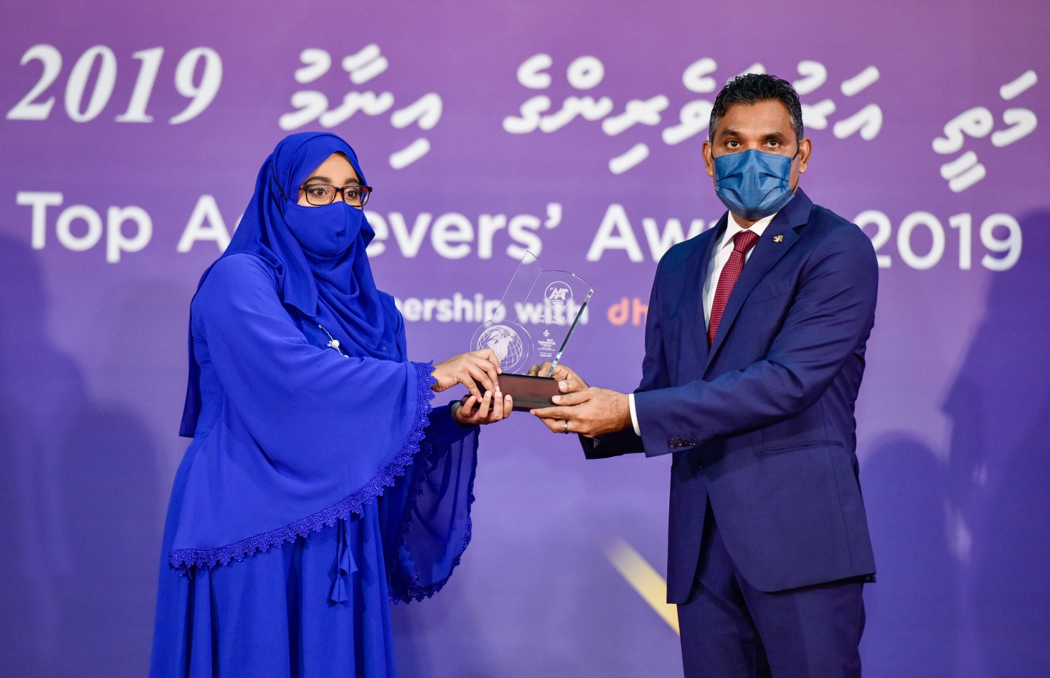 މާލެ: އޮކްޓޫބަރު 17، 2021- މެއި/ޖޫން، 2019ގެ މަތީ ސާނަވީ އިމްތިހާނުން އެންމެ މޮޅު ދަރިވަރުންނަށް އިނާމު ދިނުމަށް ތާޖުއްދީން ސުކޫލުގައި ބޭއްވި ރަސްމިއްޔާތުގައި އެވޯޑު ހާސިލް ކުރި ދަރިވަރުންނާއި ނައިބް ރައީސް ފައިސަލް ނަސީމް އެވޯޑު ހަވާލުކުރައްވަނީ.--- ފޮޓޯ: ފަޔާޒު މޫސާ / މިހާރު