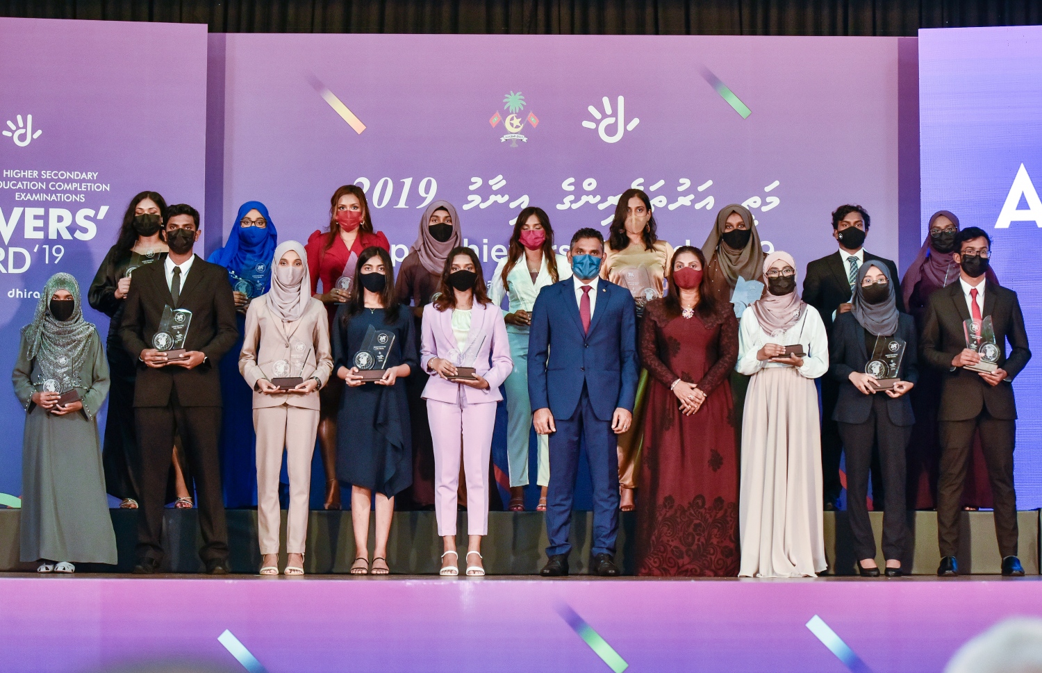 މާލެ: އޮކްޓޫބަރު 17، 2021- މެއި/ޖޫން، 2019ގެ މަތީ ސާނަވީ އިމްތިހާނުން އެންމެ މޮޅު ދަރިވަރުންނަށް އިނާމު ދިނުމަށް ތާޖުއްދީން ސުކޫލުގައި ބޭއްވި ރަސްމިއްޔާތުގައި އެވޯޑު ހާސިލް ކުރި ދަރިވަރުންނާއިއެކު ނައިބް ރައީސް ފައިސަލް ނަސީމް ފޮޓޯއަކަށް ހުއްޓިލައިގެން.--- ފޮޓޯ: ފަޔާޒު މޫސާ / މިހާރު