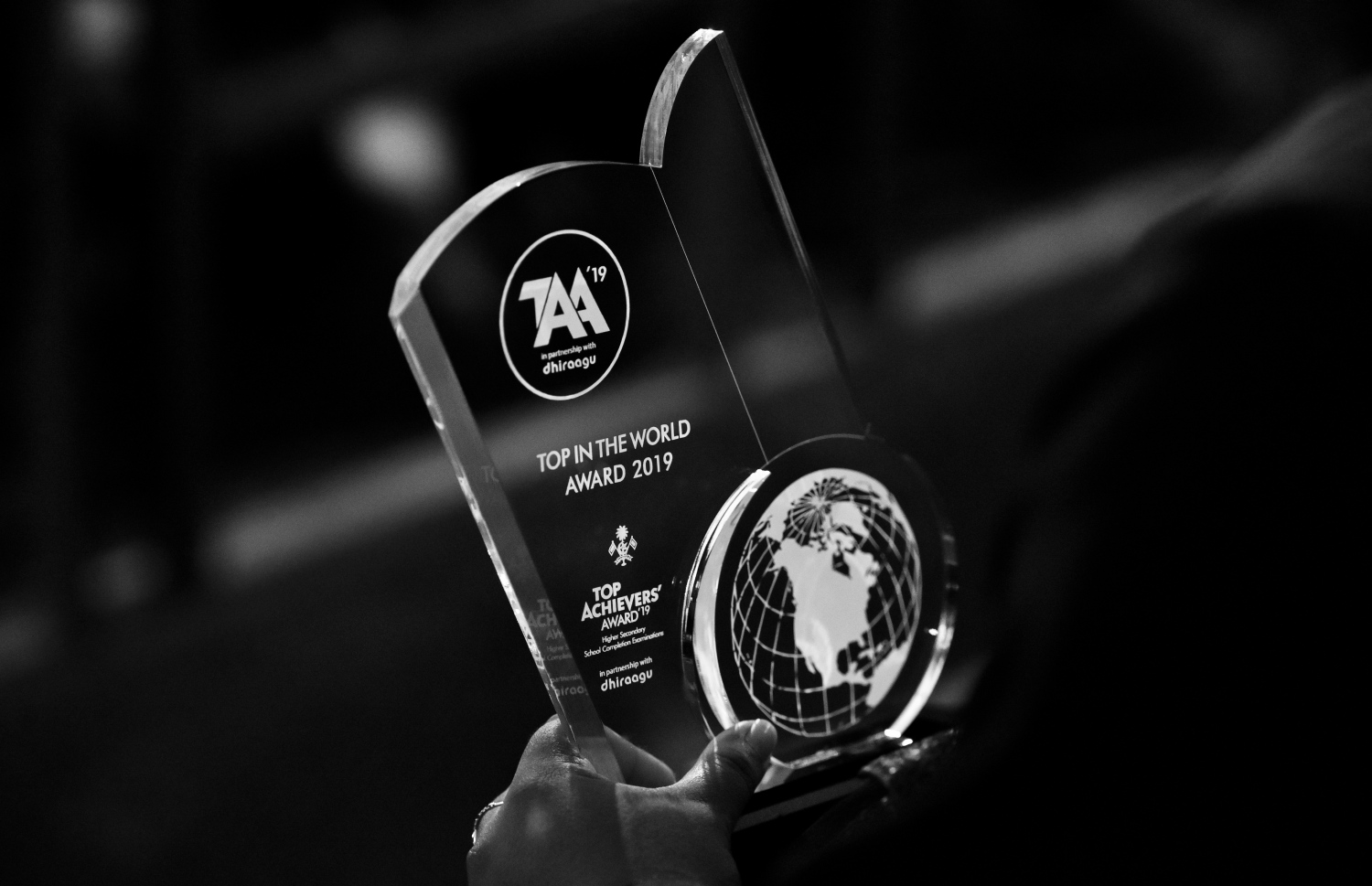 މާލެ: އޮކްޓޫބަރު 17، 2021- މެއި/ޖޫން، 2019ގެ މަތީ ސާނަވީ އިމްތިހާނުން އެންމެ މޮޅު ދަރިވަރުންނަށް އިނާމު ދިނުމަށް ތާޖުއްދީން ސުކޫލުގައި ބޭއްވި ރަސްމިއްޔާތުގައި އެވޯޑު ހާސިލް ކުރި ދަރިވަރަކު އެވޯޑު ހިފައްޓާލައިގެން.--- ފޮޓޯ: ފަޔާޒު މޫސާ / މިހާރު