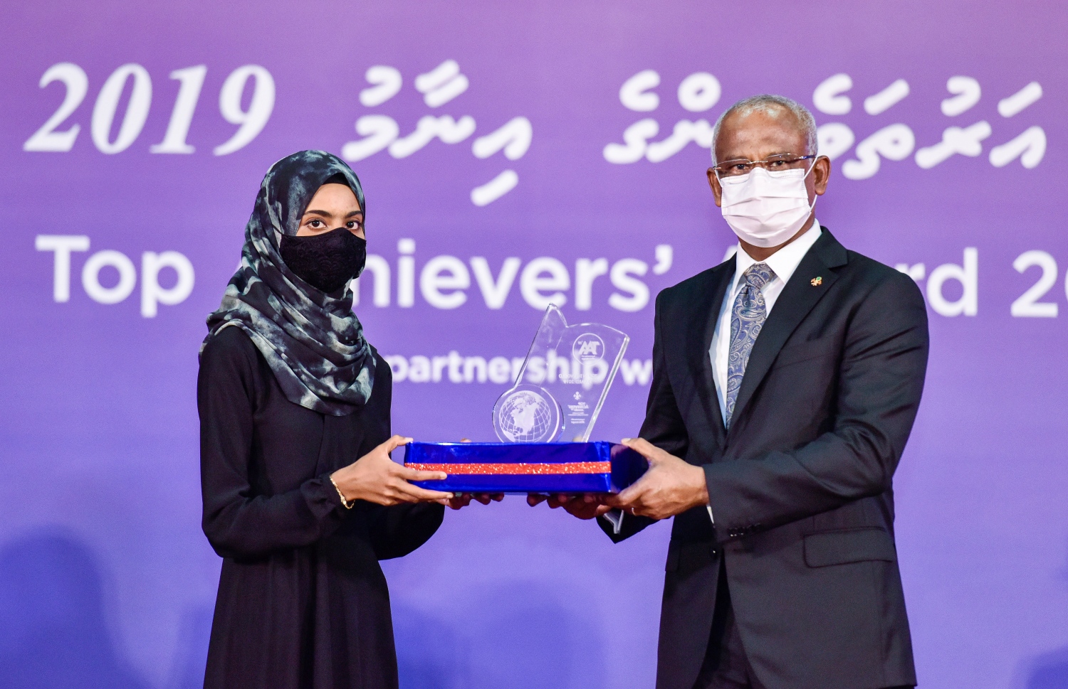 މާލެ: އޮކްޓޫބަރު 17، 2021- މެއި/ޖޫން، 2019ގެ މަތީ ސާނަވީ އިމްތިހާނުން އެންމެ މޮޅު ދަރިވަރުންނަށް އިނާމު ދިނުމަށް ތާޖުއްދީން ސުކޫލުގައި ބޭއްވި ރަސްމިއްޔާތުގައި އެވޯޑު ހާސިލް ކުރި ދަރިވަރަކާއި ރައީސް އިބްރާހިމް މުހައްމަދު ސޯލިހް އެވޯޑު ހަވާލުކުރަށް ވަނީ.--- ފޮޓޯ: ފަޔާޒު މޫސާ / މިހާރު