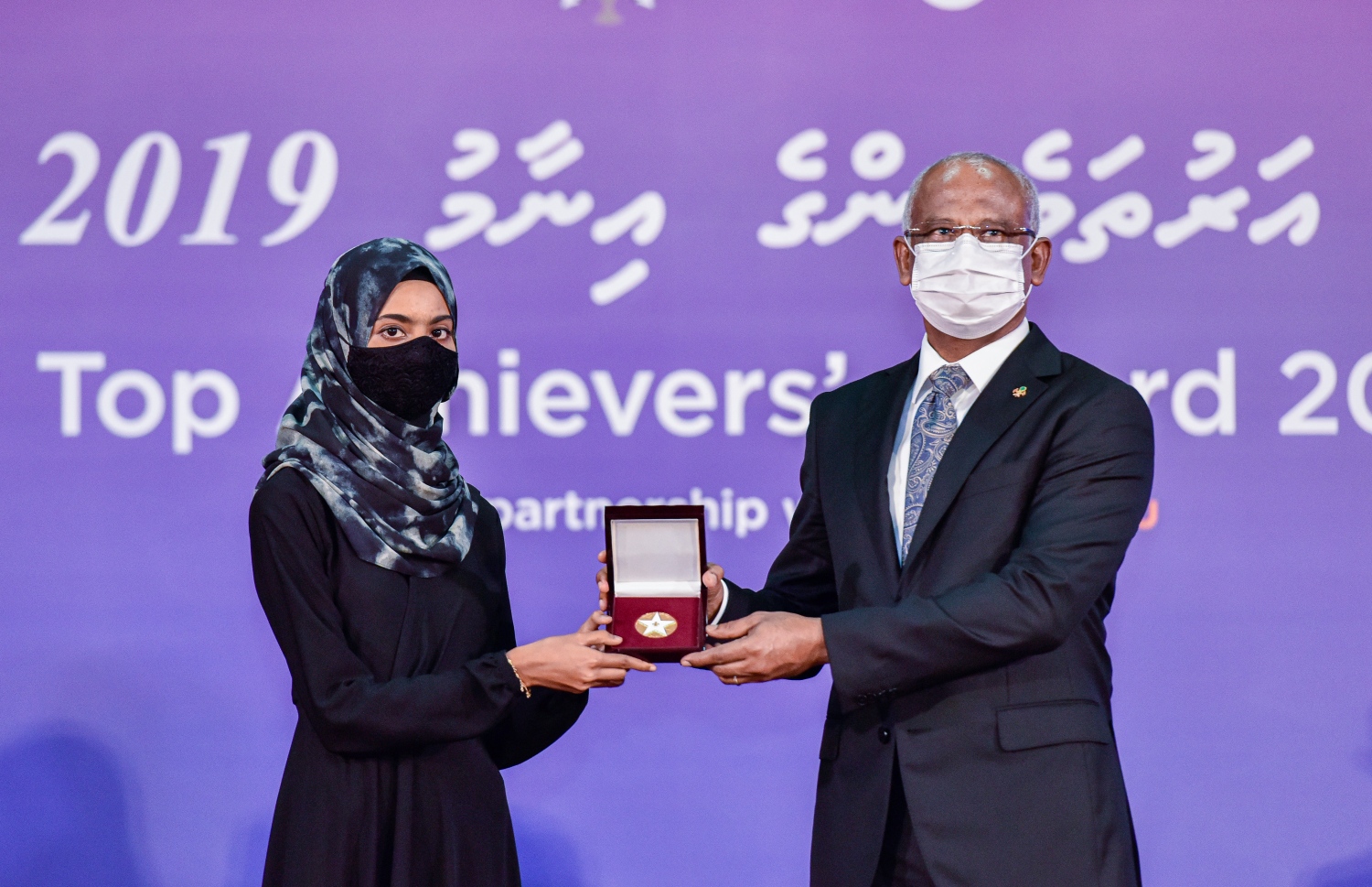 މާލެ: އޮކްޓޫބަރު 17، 2021- މެއި/ޖޫން، 2019ގެ މަތީ ސާނަވީ އިމްތިހާނުން އެންމެ މޮޅު ދަރިވަރުންނަށް އިނާމު ދިނުމަށް ތާޖުއްދީން ސުކޫލުގައި ބޭއްވި ރަސްމިއްޔާތުގައި އެވޯޑު ހާސިލް ކުރި ދަރިވަރަކާއި ރައީސް އިބްރާހިމް މުހައްމަދު ސޯލިހް އެވޯޑު ހަވާލުކުރަށް ވަނީ.--- ފޮޓޯ: ފަޔާޒު މޫސާ / މިހާރު