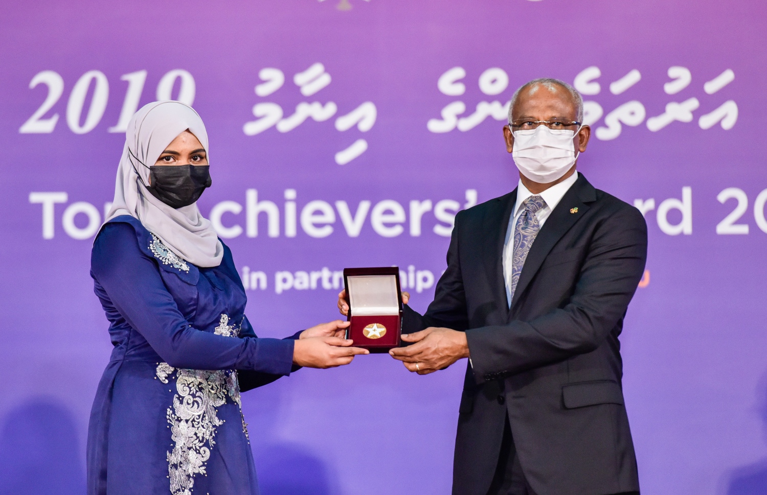 މާލެ: އޮކްޓޫބަރު 17، 2021- މެއި/ޖޫން، 2019ގެ މަތީ ސާނަވީ އިމްތިހާނުން އެންމެ މޮޅު ދަރިވަރުންނަށް އިނާމު ދިނުމަށް ތާޖުއްދީން ސުކޫލުގައި ބޭއްވި ރަސްމިއްޔާތުގައި އެވޯޑު ހާސިލް ކުރި ދަރިވަރަކާއި ރައީސް އިބްރާހިމް މުހައްމަދު ސޯލިހް އެވޯޑު ހަވާލުކުރަށް ވަނީ.--- ފޮޓޯ: ފަޔާޒު މޫސާ / މިހާރު