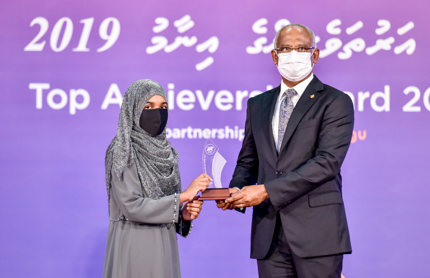 މާލެ: އޮކްޓޫބަރު 17، 2021- މެއި/ޖޫން، 2019ގެ މަތީ ސާނަވީ އިމްތިހާނުން އެންމެ މޮޅު ދަރިވަރުންނަށް އިނާމު ދިނުމަށް ތާޖުއްދީން ސުކޫލުގައި ބޭއްވި ރަސްމިއްޔާތުގައި އޭ ލެވެލް ފަސް މައްދާއިން އޭ ސްޓާ ހޯދައިގެން އެއްވަނަ ހޯދި ރިސްލާއަށް ރައީސް އިބްރާހިމް މުހައްމަދު ސޯލިހު އެވޯޑު ހަވާލުކުރަށްވަނީ.--- ފޮޓޯ: ފަޔާޒު މޫސާ / މިހާރު