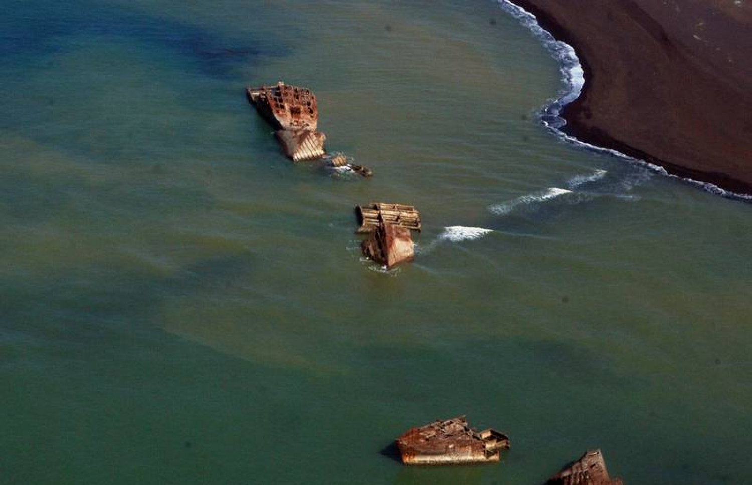 ޖަޕާނުގެ އިޔޯ ޖީމާ ޖަޒީރާގެ އުރަފަށަށް ފައްތާފައި ހުރި ބޯޓުތަކުގެ ބައިތައް. މިހާރު މި ބޯޓުތައް ހުރީ އެއްގަމުގައި.