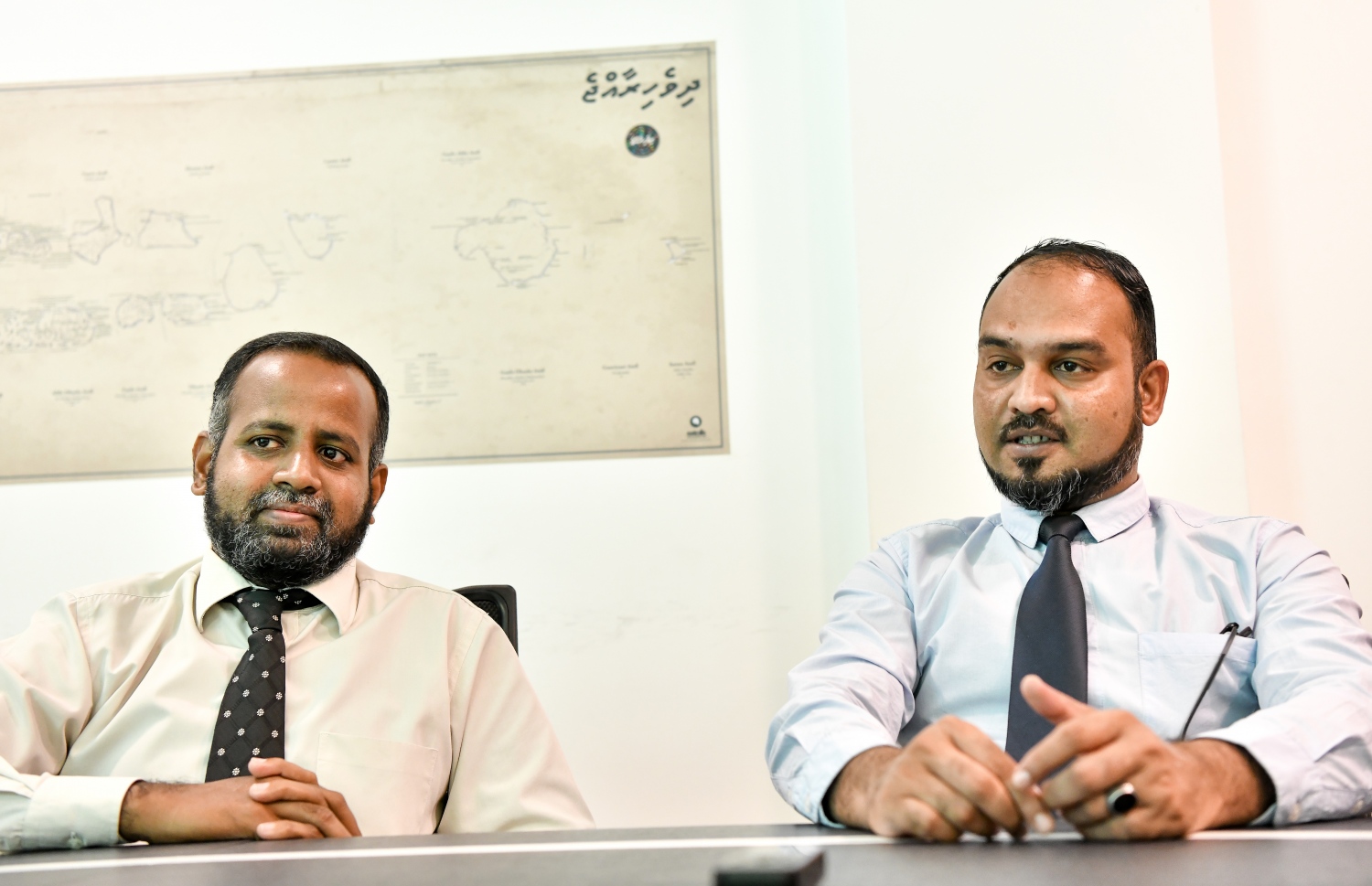 އައްޑޫ ހައި ސްކޫލުގެ ޕްރިންސިޕަލް ނަދީމް (ކ) އަދި ޑެޕިއުޓީ ޕްރިންސިޕަލް ރާފިއު "މިހާރު" އަށް އިންޓަވިއުދެއްވަނީ.-- ފޮޓޯ: ފަޔާޒު މޫސާ/ މިހާރު