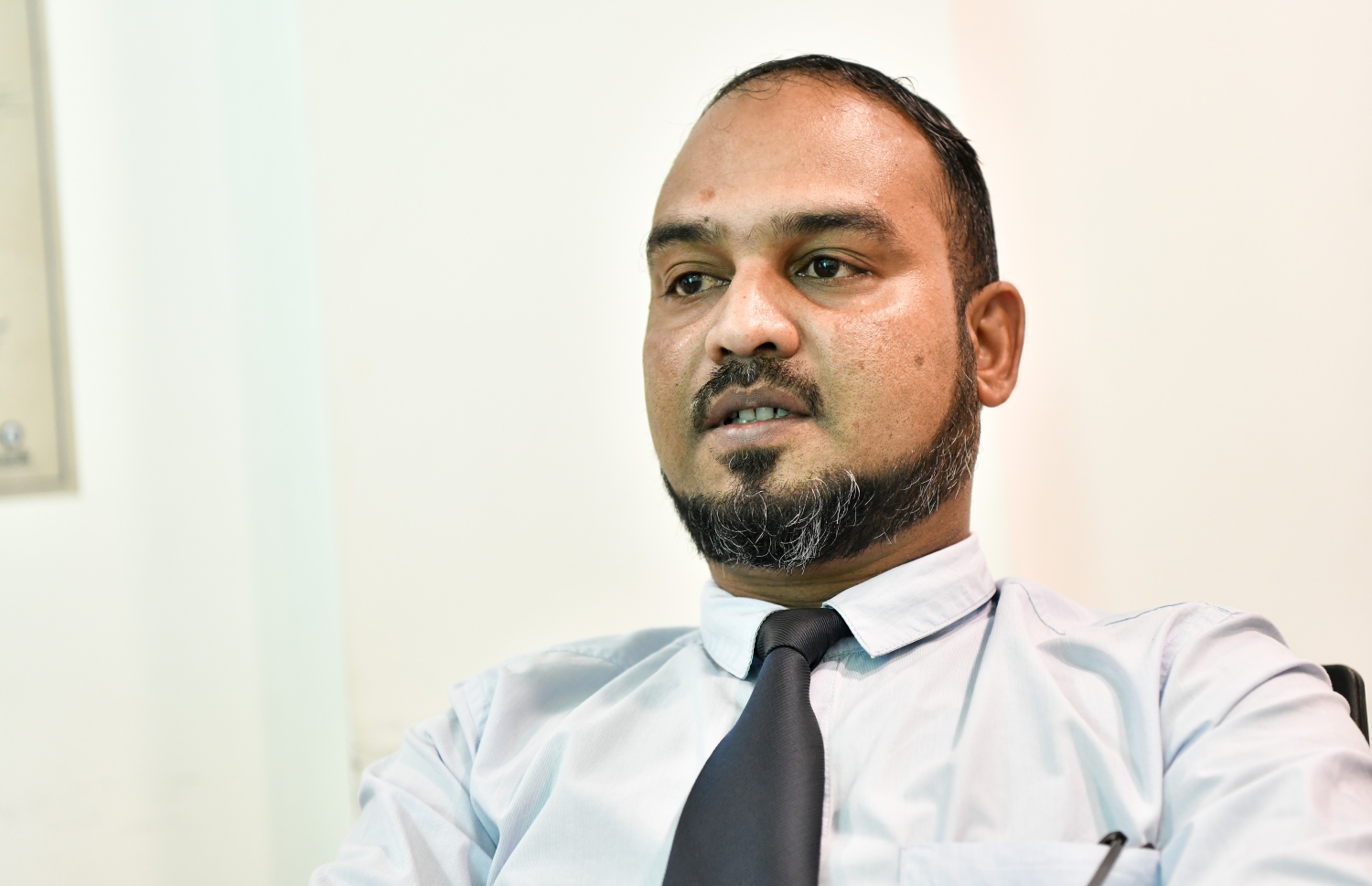 އައްޑޫ ހައި ސްކޫލުގެ ޕްރިންސިޕަލް ނަދީމު "މިހާރު" އަށް އިންޓަވިއުދެއްވަނީ.-- ފޮޓޯ: ފަޔާޒު މޫސާ/ މިހާރު