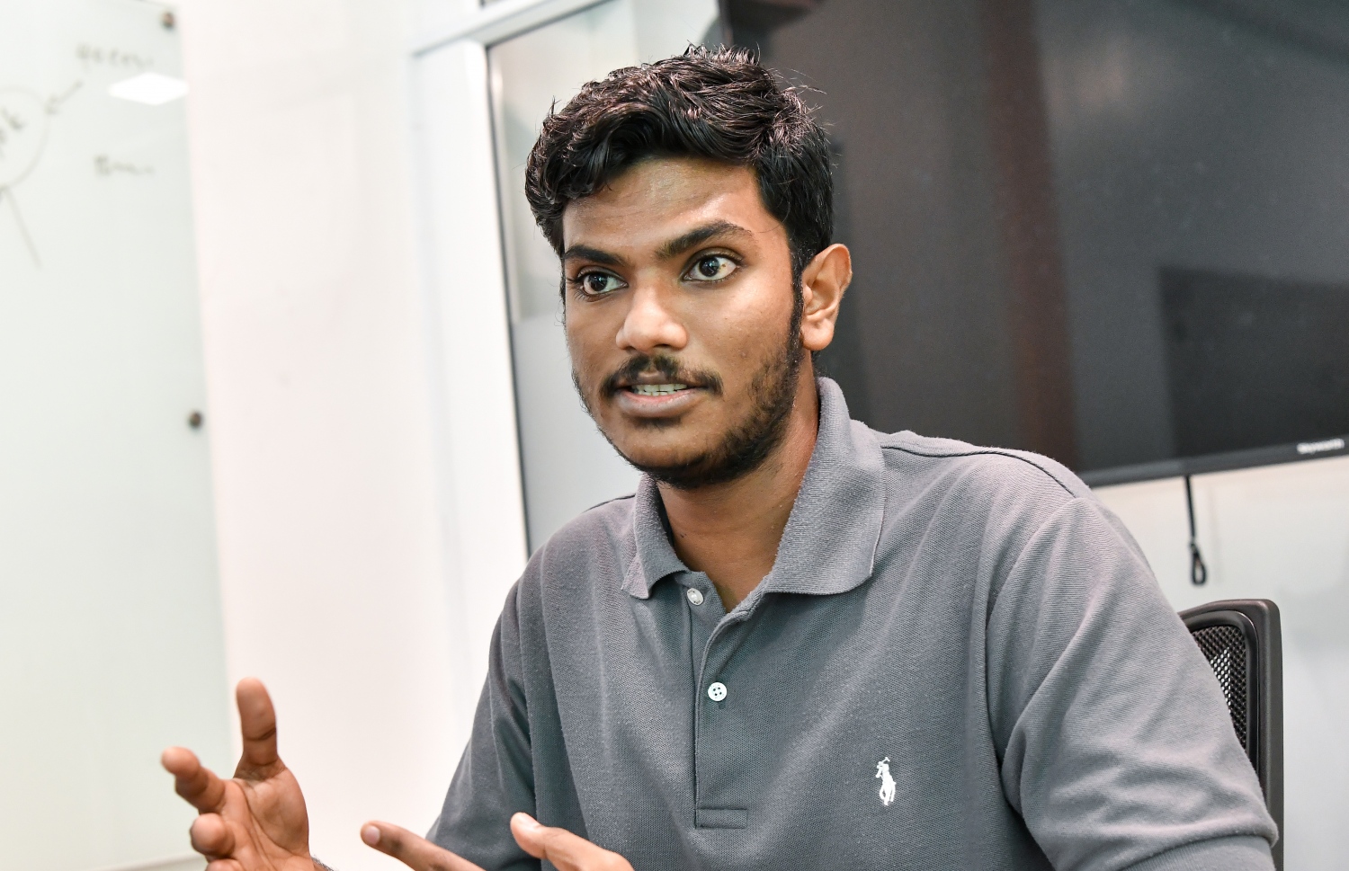 ބިޒްނަސް އިން އެއް ވަނަ ހޯދި އައްޑޫ ހައި ސްކޫލުގެ ދަރިވަރު، ހިޒާމު "މިހާރު" އަށް އިންޓަވިއުދެނީ.-- ފޮޓޯ: ފަޔާޒު މޫސާ / މިހާރު