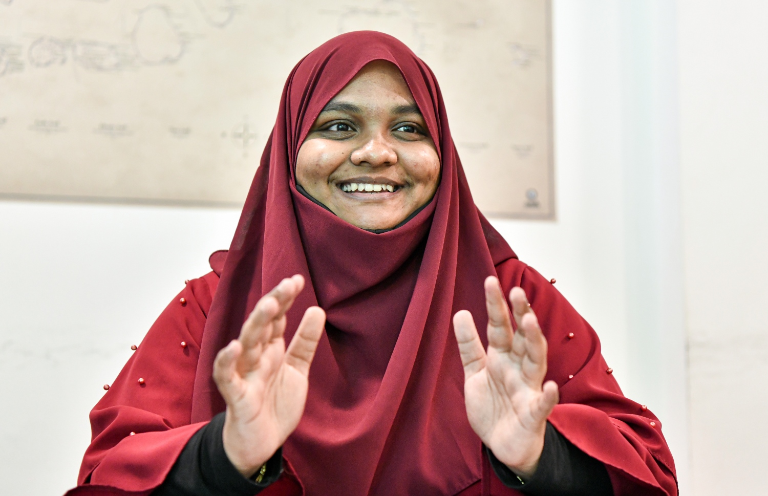 އެކައުންޓިން އިން ދުނިޔެއިން އެއް ވަނަ ހޯދި ލަޔާލީ "މިހާރު" އަށް އިންޓަވިއުދެނީ-- ފޮޓޯ: ފަޔާޒު މޫސާ / މިހާރު