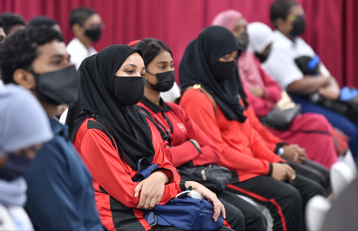 މި މަހު 31 ގައި އިނގިރޭސިވިލާތުގައި ބާއްވާ ތިމާވެއްޓާ ބެހޭ އދ. ގެ ކޮންފަރެންސް "ކޮޕް26" އަށް ތައްޔާރުވުމުގެ ގޮތުން އިސްލާމީ މަރުކަޒުގައި ބާއްވާ ކޮންފަރެންސްގެ ބައެއް ބައިވެރިން. .-- ފޮޓޯ: ނިޝާން އަލީ / މިހާރު