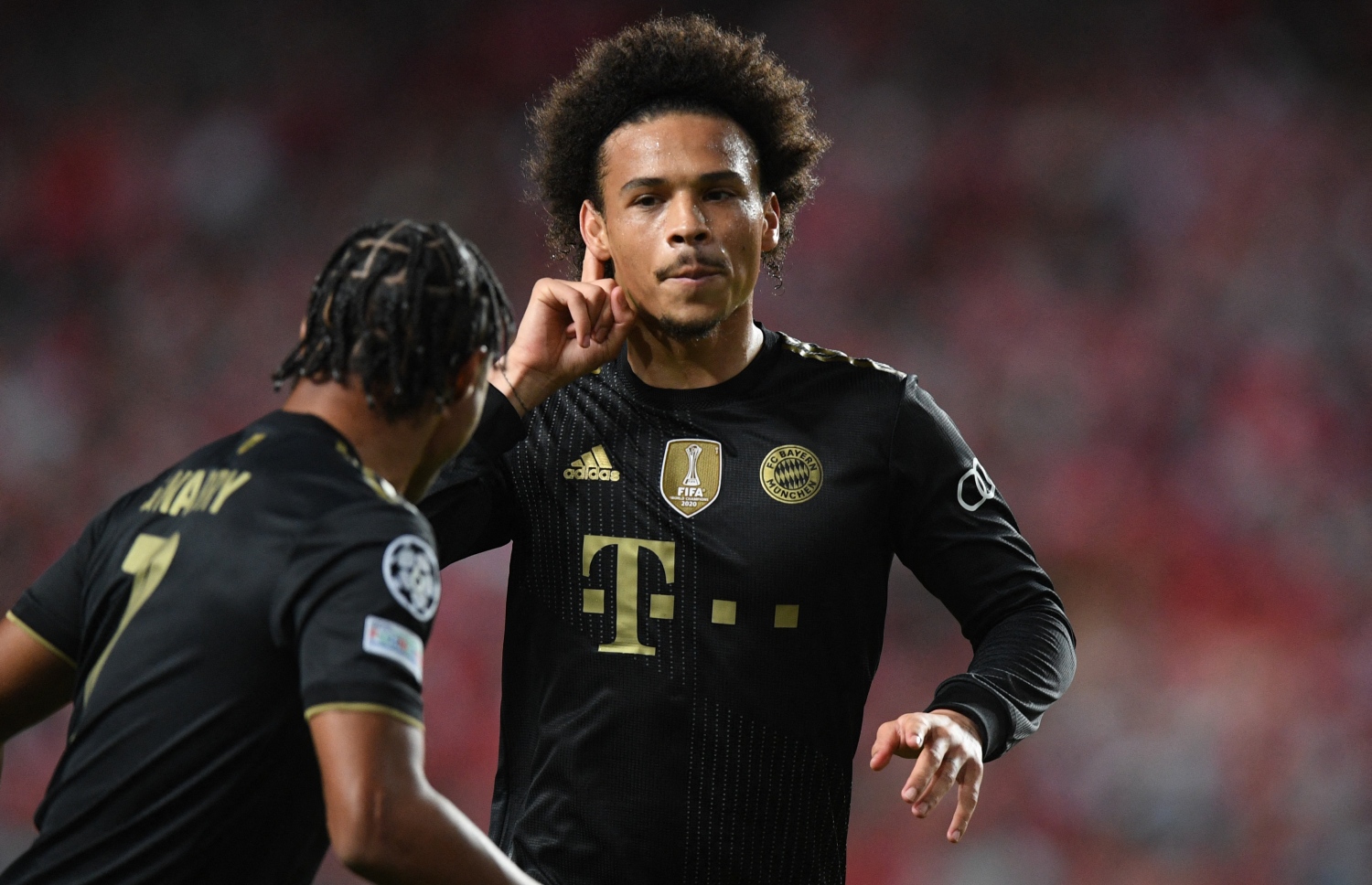 ސާނޭ ލަނޑު ޖެހުމަށް ފަހު އުފާފާޅުކުރަނީ: އޭނާ ވަނީ ރޭގެ މެޗުގައި ދެ ގޯލު ޖަހައިފައި. -- ފޮޓޯ: އޭއެފްޕީ