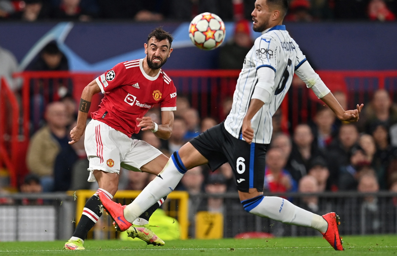 ޔުނައިޓެޑްގެ ބްރޫނޯއަށް ހުރަސް އަޅަން އެޓަލާންޓާގެ ކުޅުންތެރިއެއް މަސައްކަތް ކުރަނީ. -- ފޮޓޯ: އޭއެފްޕީ