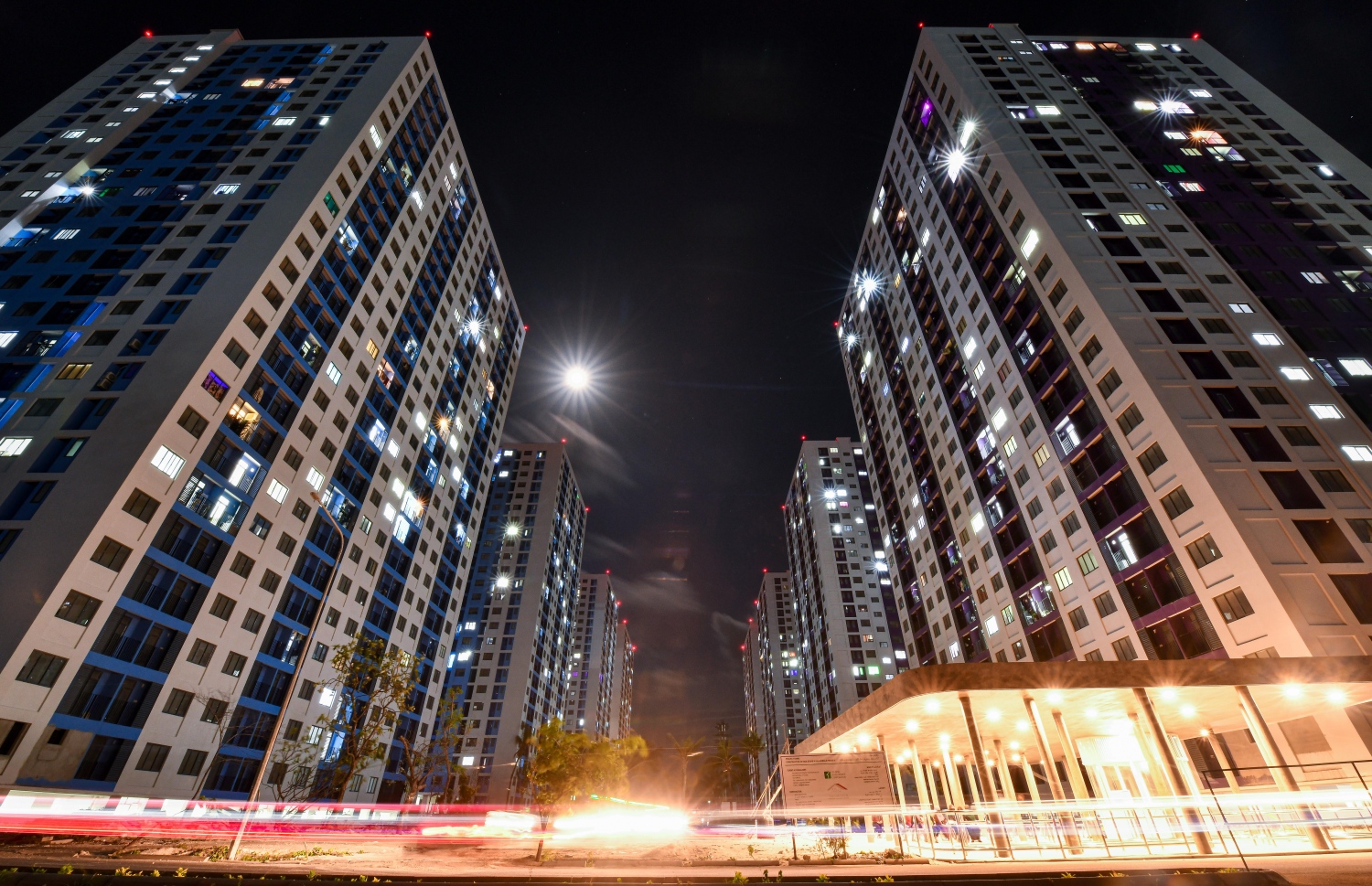 ހުޅުމާލެ ދެވަނަ ފިޔަވަހި: އޮކްޓޫބަރު 21، 2021: އަނދިރީގައި އޮތް ހިޔާ ފްލެޓް ހިމެނޭ ސަރަހައްދަށް އަލިކަމާ ދިރުން ލިބެން ފެށުން: ފްލެޓް ލިބުން ބެއެއް އާއިލާތަކުން ދިރިއުޅުން ފެށުމާއިއެކު ހުޅުމާލެ ފޭސް އެކަކުން ހިޔާ ފްލެޓް ސަރަހައްދާށް ބަހުގެ ހިދުމަތް ދަނީ ދެމުން .-- ފޮޓޯ: ފަޔާޒު މޫސާ / މިހާރު