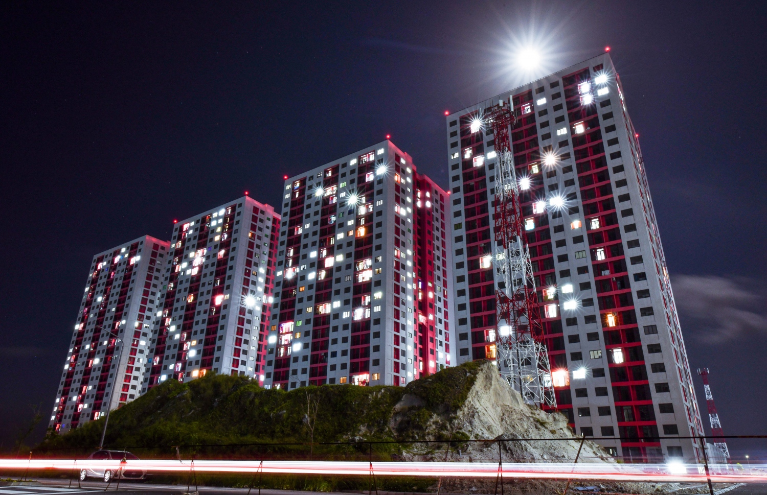 ހުޅުމާލެ ދެވަނަ ފިޔަވަހި: އޮކްޓޫބަރު 21، 2021: އަނދިރީގައި އޮތް ހިޔާ ފްލެޓް ހިމެނޭ ސަރަހައްދަށް އަލިކަމާ ދިރުން ލިބެން ފެށުން: އެޗް 12 އިން ފެށިގެން އެޗް15ގެ ޓަވަރުތަކުގެ ބޭރުން، ގިނަ ފަންގިފިލާތަކުގެ މި ސަރަހައްދަށް ވަނީ އަލިކަން ލިބިފައި.-- ފޮޓޯ: ފަޔާޒު މޫސާ / މިހާރު