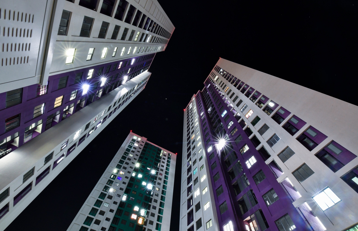 ހުޅުމާލެ ދެވަނަ ފިޔަވަހި: އޮކްޓޫބަރު 21، 2021: އަނދިރީގައި އޮތް ހިޔާ ފްލެޓް ހިމެނޭ ސަރަހައްދަށް އަލިކަމާ ދިރުން ލިބެން ފެށުން: އެޗް7 އަދި އެޗް8ވަނަ ޓަވަރުގައި ބައެއް އާއިލާތަކުން ވަނީ ދިރިއުޅެންފަށާފައި، އަދި އިތުރު އާއިލާތަކުން ފިނިޝިން މަސައްކަތް ނިންމަން ދަނީ މަސައްކަތްކުރަމުން.-- ފޮޓޯ: ފަޔާޒު މޫސާ / މިހާރު