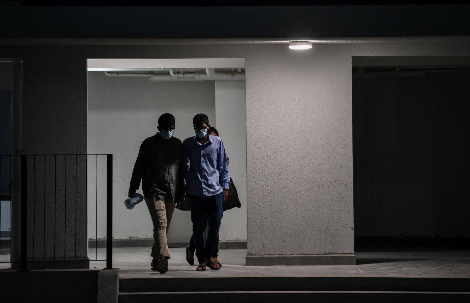 ހުޅުމާލެ ދެވަނަ ފިޔަވަހި: އޮކްޓޫބަރު 21، 2021: އަނދިރީގައި އޮތް ހިޔާ ފްލެޓް ހިމެނޭ ސަރަހައްދަށް އަލިކަމާ ދިރުން ލިބެން ފެށުން: ބަޔަކު އެޗް8 ނަންބަރު ޓަވަރުން ނިކުމެގެން ދާއިރު ގިނަ އެޕާޓްމެންޓްތަކުގައި އަދިވެސް ދަނީ ފިނިޝިން މަސައްކަތްކުރަމުން.-- ފޮޓޯ: ފަޔާޒު މޫސާ / މިހާރު