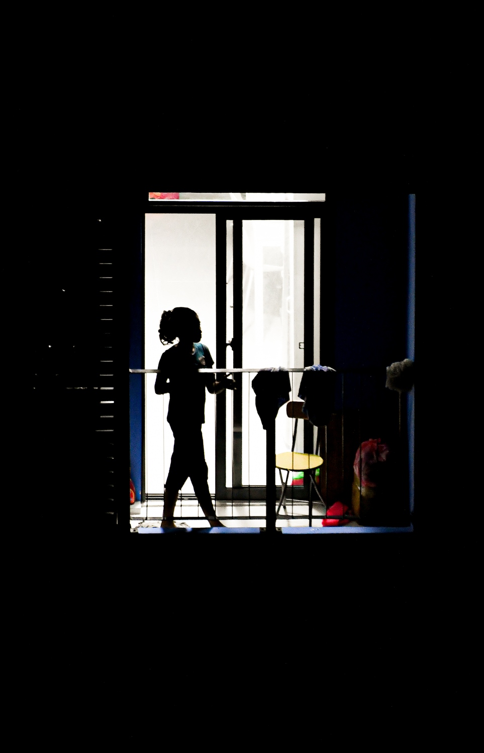 ހުޅުމާލެ ދެވަނަ ފިޔަވަހި: އޮކްޓޫބަރު 21، 2021: އަނދިރީގައި އޮތް ހިޔާ ފްލެޓް ހިމެނޭ ސަރަހައްދަށް އަލިކަމާ ދިރުން ލިބެން ފެށުން: ހިޔާ ފްލެޓްއަށް ދިރިއުޅުން ބަދަލުވެފައިވާ އާއިލާއެއްގެ ކުޑަ ކުއްޖެ ބެލްކަނީގައި ބޭރު ބަލާލަން މަޑުކޮއްލައިގެން.-- ފޮޓޯ: ފަޔާޒު މޫސާ / މިހާރު