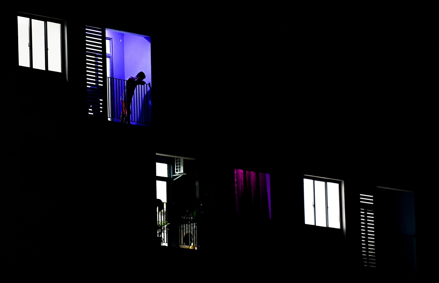 ހުޅުމާލެ ދެވަނަ ފިޔަވަހި: އޮކްޓޫބަރު 21، 2021: އަނދިރީގައި އޮތް ހިޔާ ފްލެޓް ހިމެނޭ ސަރަހައްދަށް އަލިކަމާ ދިރުން ލިބެން ފެށުން: ފްލެޓް ބެލްކަނީގައި މީހަކު ބޭރު ބަލާލަން މަޑުކޮއްލައިގެން، ހިޔާ ފްލެޓްގެ ފިނިޝިންނަށް ދީފައިވާ މުއްދަދު ޑިސެމްބަރުގެ ނިޔަލަށް ހަމަވާނެ.-- ފޮޓޯ: ފަޔާޒު މޫސާ / މިހާރު