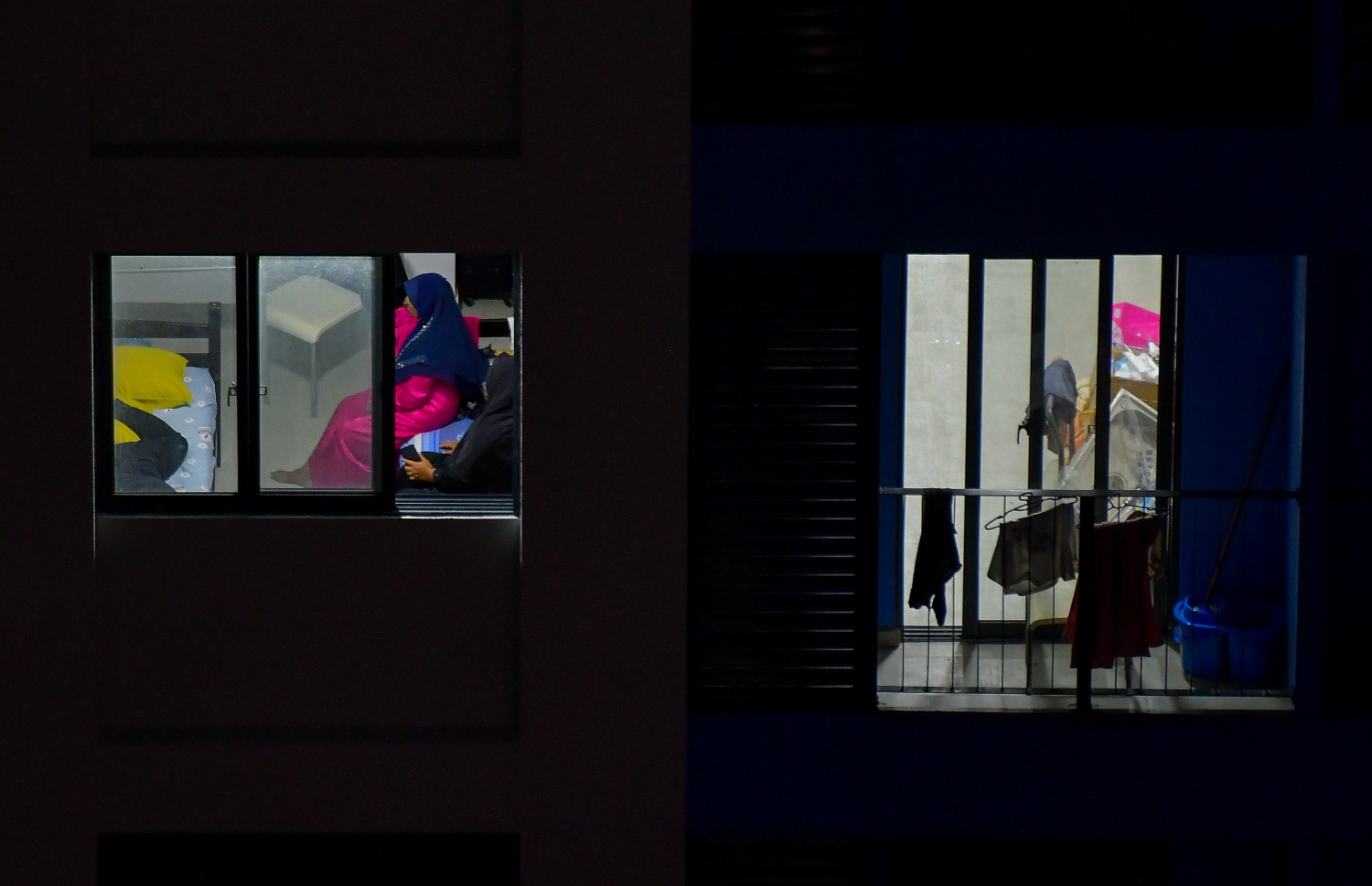 ހުޅުމާލެ ދެވަނަ ފިޔަވަހި: އޮކްޓޫބަރު 21، 2021: އަނދިރީގައި އޮތް ހިޔާ ފްލެޓް ހިމެނޭ ސަރަހައްދަށް އަލިކަމާ ދިރުން ލިބެން ފެށުން: ދިރިއުޅުން ބަދަލުކޮއްފައިވާ އާއިލާގެ ބައެއް މީހުން ކޮޓަރީގައި ހަރަކާތްތެރިވަނީ.-- ފޮޓޯ: ފަޔާޒު މޫސާ / މިހާރު