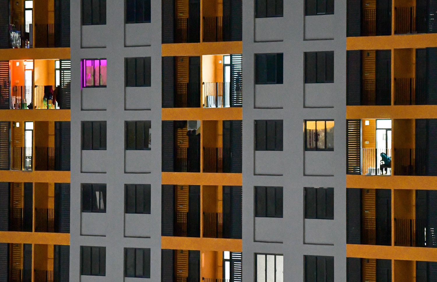 ހުޅުމާލެ ދެވަނަ ފިޔަވަހި: އޮކްޓޫބަރު 21، 2021: އަނދިރީގައި އޮތް ހިޔާ ފްލެޓް ހިމެނޭ ސަރަހައްދަށް އަލިކަމާ ދިރުން ލިބެން ފެށުން: 300 އާއިލާ މިހާރު ހިޔާ ފުލެޓްގައި ދިރިއުޅެން ފަށާފައިވާއިރު، ޖުމުލާ ޓަވަރެއްގައި 2000-3000 ގާތްކުރާ ވަރަކަށް މީހުން ދިރިއުޅޭނެކަމަށް ވަނީ ލަފާކޮއްފައި.-- ފޮޓޯ: ފަޔާޒު މޫސާ / މިހާރު