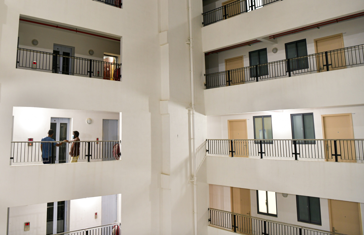 ހުޅުމާލެ ދެވަނަ ފިޔަވަހި: އޮކްޓޫބަރު 21، 2021: އަނދިރީގައި އޮތް ހިޔާ ފްލެޓް ހިމެނޭ ސަރަހައްދަށް އަލިކަމާ ދިރުން ލިބެން ފެށުން: ފްލެޓްއަށް ދިރިއުޅުން ބަދަލުކޮއްފައިވާ ދެ މީހަކު ލިފްޓްއަށް މަޑުކޮއްލައިގެން އިންއިރު، ލިފްޓްގެ ދަތިކަން ވަނީ ކުރިމަތިވެފައި.-- ފޮޓޯ: ފަޔާޒު މޫސާ / މިހާރު