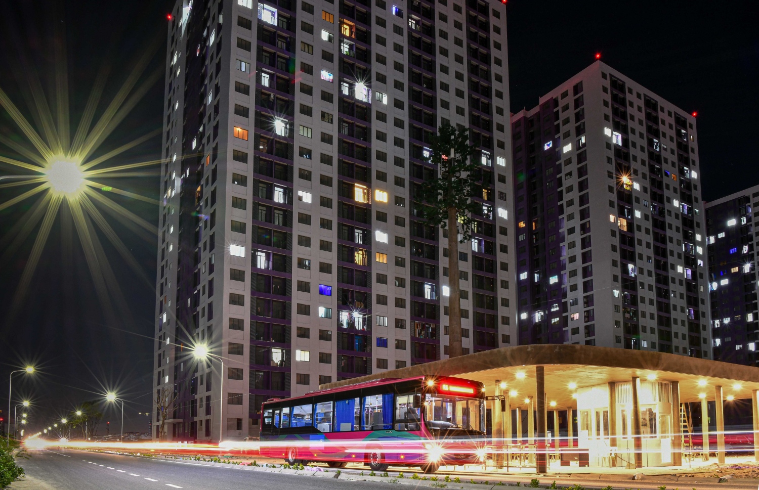 ހުޅުމާލެ ދެވަނަ ފިޔަވަހި: އޮކްޓޫބަރު 21، 2021: އަނދިރީގައި އޮތް ހިޔާ ފްލެޓް ހިމެނޭ ސަރަހައްދަށް އަލިކަމާ ދިރުން ލިބެން ފެށުން: ފްލެޓް ލިބުން ބެއެއް އާއިލާތަކުން ދިރިއުޅުން ފެށުމާއިއެކު ހުޅުމާލެ ފޭސް އެކަކުން ހިޔާ ފްލެޓް ސަރަހައްދާށް ބަހުގެ ހިދުމަތް ދަނީ ދެމުން .-- ފޮޓޯ: ފަޔާޒު މޫސާ / މިހާރު