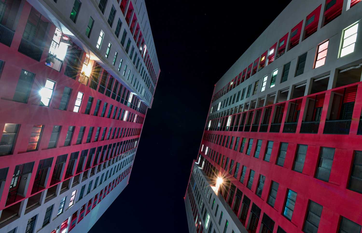 ހުޅުމާލެ ދެވަނަ ފިޔަވަހި: އޮކްޓޫބަރު 21، 2021: އަނދިރީގައި އޮތް ހިޔާ ފްލެޓް ހިމެނޭ ސަރަހައްދަށް އަލިކަމާ ދިރުން ލިބެން ފެށުން: 300 އާއިލާ ވަނީ މިހާރު ހިޔާ ފުލެޓްގައި ދިރިއުޅެން ފަށައިފައި.-- ފޮޓޯ: ފަޔާޒު މޫސާ / މިހާރު