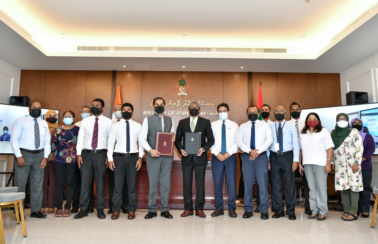 އިންޑިއާގެ ހިލޭ އެހީގައި ރާއްޖޭގައި ހިންގާ އަށް މަޝްރޫއެއްގައި މިއަދު ސޮއިކުރުމަށް ފަހު، ދެ ގައުމުގެ ސަރުކާރުގެ ބައެއް އިސް އޮފިޝަލުންނާއި ރައްޔިތުންގެ މަޖިލީހުގެ ބައެއް މެމްބަރުން ފޮޓޯއަކަށް ހުއްޓި ވަޑައިގެން.---ފޮޓޯ: ފަޔާޒު މޫސާ/ މިހާރު