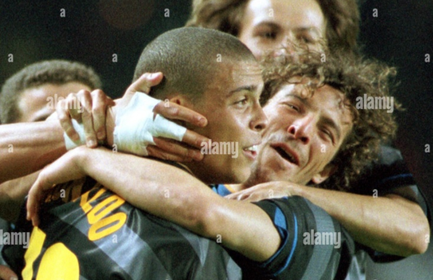 މޮރިއޭރޯ (ކ) ރޮނާލްޑޯ (ވ) ގައި ބައްދާލައިގެން --