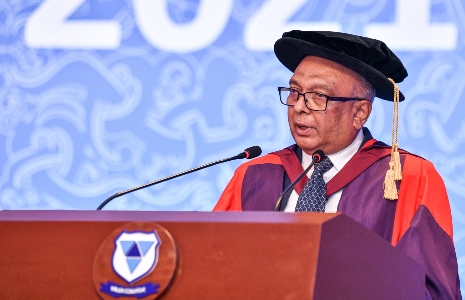 މާލެ: އޮކްޓޫބަރު 21، 2021- ވިލާ ކޮޖެލުގެ ދަސްވެނިވުމުގެ ހަފުލާގައި އެ ކޮލެޖުގެ ރެކްޓާ ޑރ. އަހުމަދު އަންވަރު ވާހަކަފުޅު ދައްކަވަނީ-- ފޮޓޯ: ފަޔާޒު މޫސާ / މިހާރު