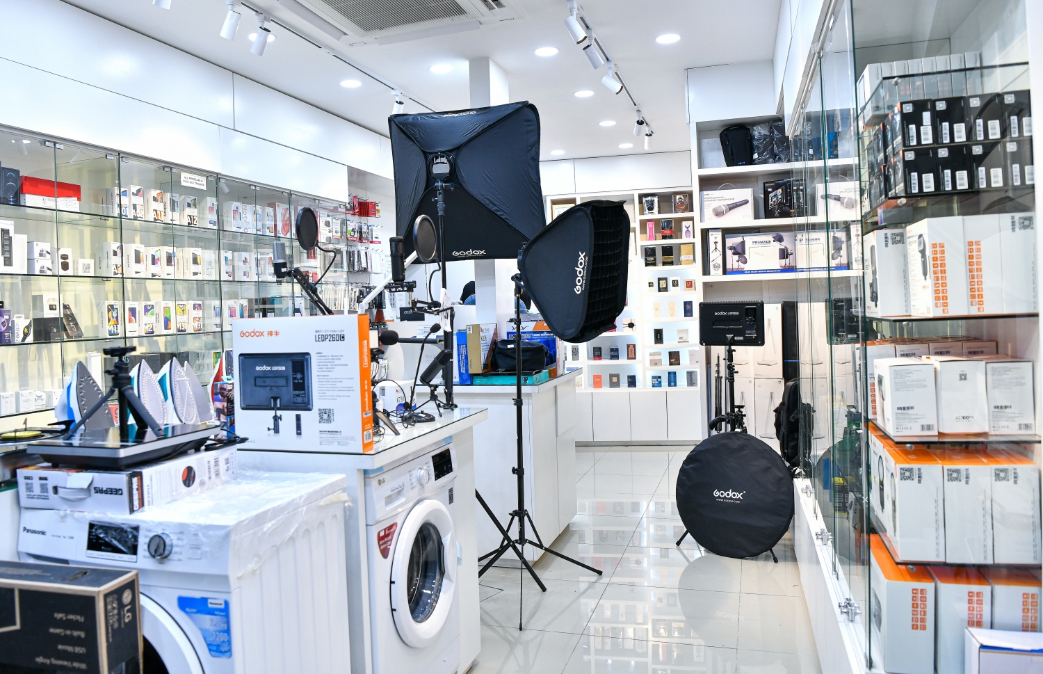 ރަންފައުން ފިހާރައިގައި ހުރި ގޮޑޮކްސް ބްރޭންޑްގެ ތަކެތި. އެފިހާރައިގެ އިތުރުން އޮންލައިންކޮށް ވެސް ތަކެތި ގަނެވޭނެ--ފޮޓޯ:ފަޔާޒް މޫސާ/މިހާރު