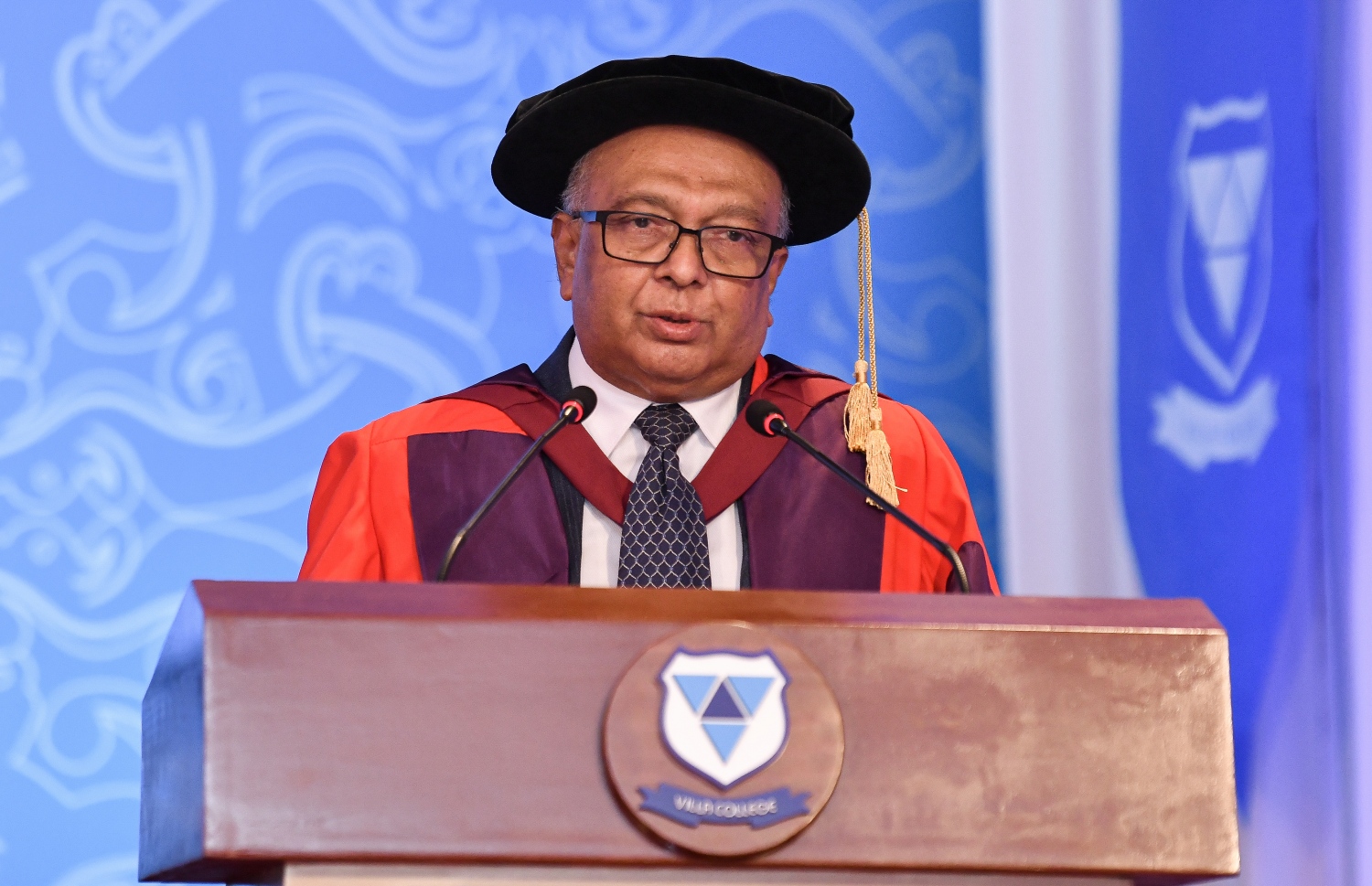 މާލެ: އޮކްޓޫބަރު 21، 2021- ވިލާ ކޮޖެލުގެ ދަސްވެނިވުމުގެ ހަފުލާގައި އެ ކޮލެޖުގެ ރެކްޓާ ޑރ. އަހުމަދު އަންވަރު ވާހަކަފުޅު ދައްކަވަނީ-- ފޮޓޯ: ފަޔާޒު މޫސާ / މިހާރު