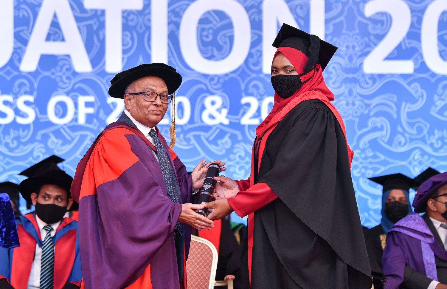 މާލެ: އޮކްޓޫބަރު 21، 2021- ވިލާ ކޮޖެލުގެ ދަސްވެނިވުމުގެ ހަފުލާގައި ގްރެޖުއޭޓްވި ދަރިިވަރަކަށް، އެ ކޮލެޖުގެ ރެކްޓާ ޑރ. އަހުމަދު އަންވަރު ސެޓްފިކެޓް ދެއްވަނީ-- ފޮޓޯ: ފަޔާޒު މޫސާ / މިހާރު