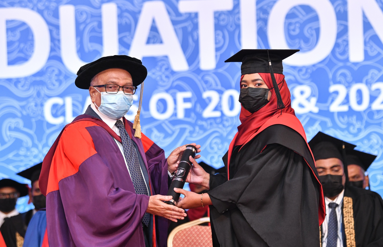 މާލެ: އޮކްޓޫބަރު 21، 2021- ވިލާ ކޮޖެލުގެ ދަސްވެނިވުމުގެ ހަފުލާގައި ގްރެޖުއޭޓްވި ދަރިިވަރަކަށް، އެ ކޮލެޖުގެ ރެކްޓާ ޑރ. އަހުމަދު އަންވަރު ސެޓްފިކެޓް ދެއްވަނީ-- ފޮޓޯ: ފަޔާޒު މޫސާ / މިހާރު