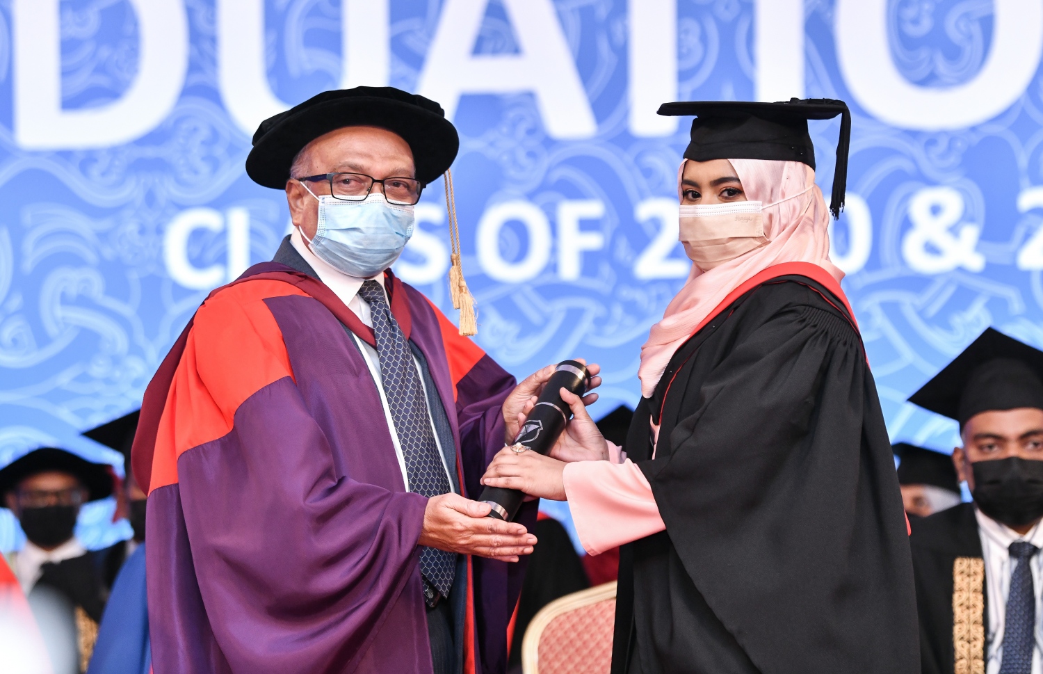 މާލެ: އޮކްޓޫބަރު 21، 2021- ވިލާ ކޮޖެލުގެ ދަސްވެނިވުމުގެ ހަފުލާގައި ގްރެޖުއޭޓްވި ދަރިިވަރަކަށް، އެ ކޮލެޖުގެ ރެކްޓާ ޑރ. އަހުމަދު އަންވަރު ސެޓްފިކެޓް ދެއްވަނީ-- ފޮޓޯ: ފަޔާޒު މޫސާ / މިހާރު