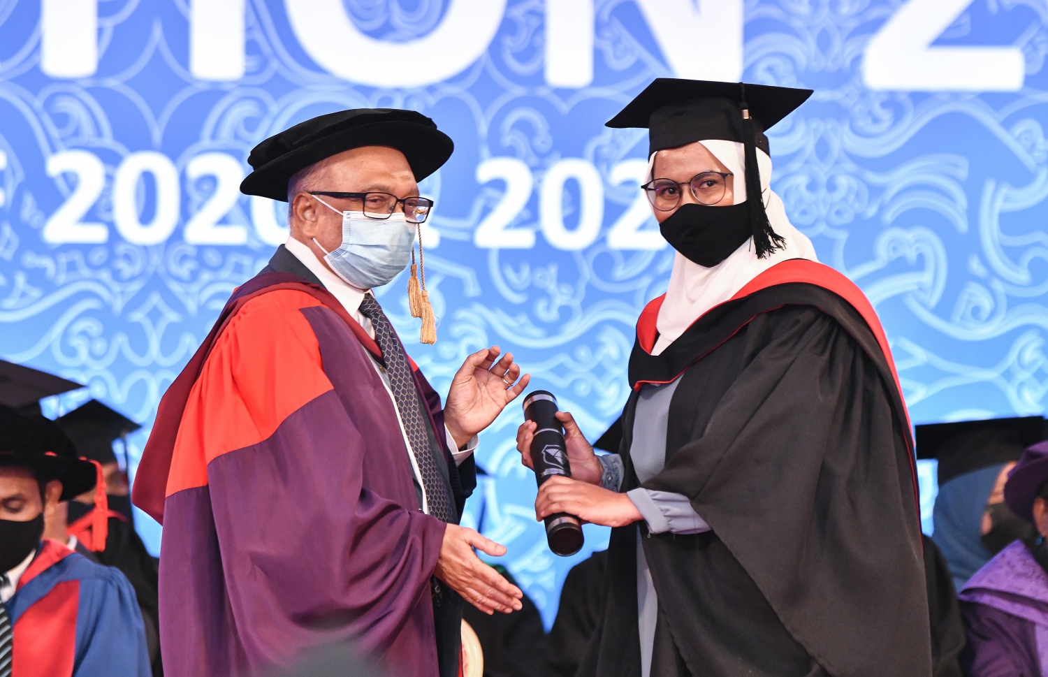 މާލެ: އޮކްޓޫބަރު 21، 2021- ވިލާ ކޮޖެލުގެ ދަސްވެނިވުމުގެ ހަފުލާގައި ގްރެޖުއޭޓްވި ދަރިިވަރަކަށް، އެ ކޮލެޖުގެ ރެކްޓާ ޑރ. އަހުމަދު އަންވަރު ސެޓްފިކެޓް ދެއްވަނީ-- ފޮޓޯ: ފަޔާޒު މޫސާ / މިހާރު