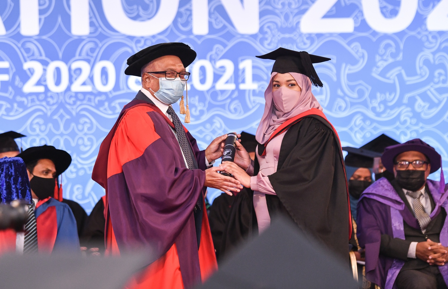 މާލެ: އޮކްޓޫބަރު 21، 2021- ވިލާ ކޮޖެލުގެ ދަސްވެނިވުމުގެ ހަފުލާގައި ގްރެޖުއޭޓްވި ދަރިިވަރަކަށް، އެ ކޮލެޖުގެ ރެކްޓާ ޑރ. އަހުމަދު އަންވަރު ސެޓްފިކެޓް ދެއްވަނީ-- ފޮޓޯ: ފަޔާޒު މޫސާ / މިހާރު