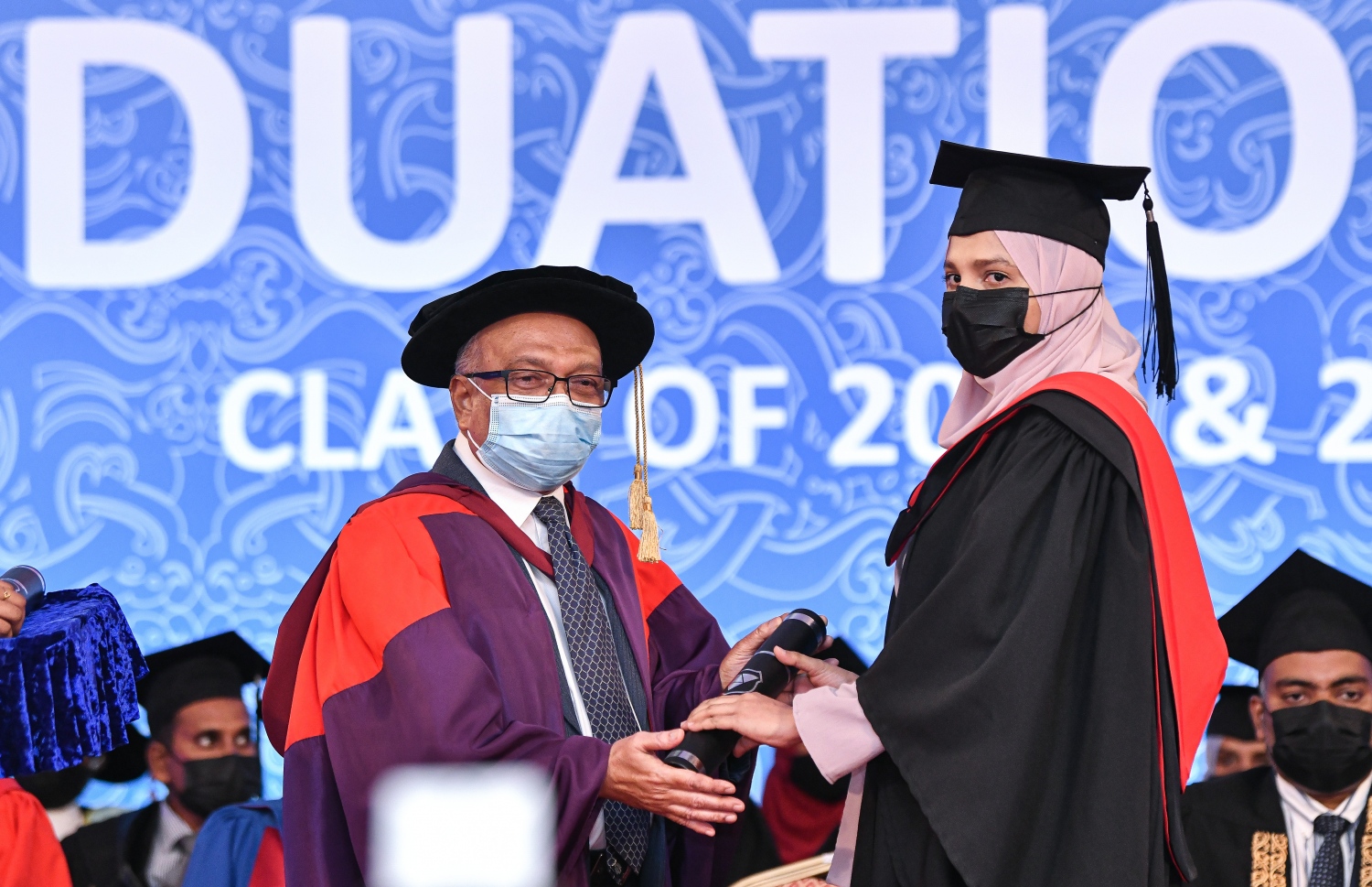 މާލެ: އޮކްޓޫބަރު 21، 2021- ވިލާ ކޮޖެލުގެ ދަސްވެނިވުމުގެ ހަފުލާގައި ގްރެޖުއޭޓްވި ދަރިިވަރަކަށް، އެ ކޮލެޖުގެ ރެކްޓާ ޑރ. އަހުމަދު އަންވަރު ސެޓްފިކެޓް ދެއްވަނީ-- ފޮޓޯ: ފަޔާޒު މޫސާ / މިހާރު