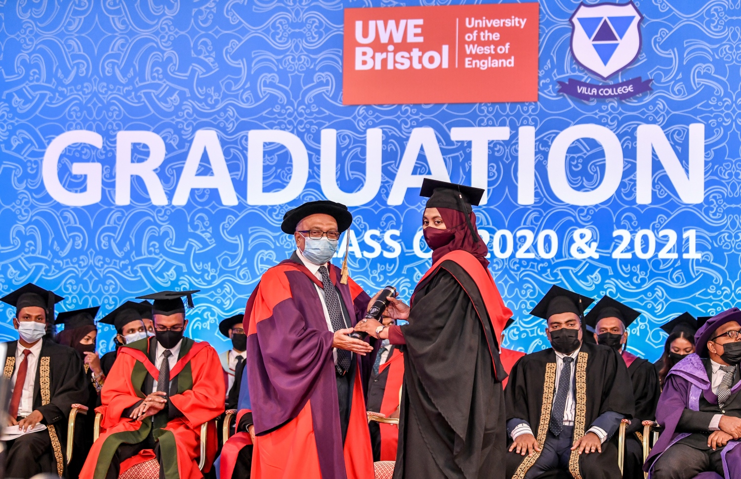 މާލެ: އޮކްޓޫބަރު 21، 2021- ވިލާ ކޮޖެލުގެ ދަސްވެނިވުމުގެ ހަފުލާގައި ގްރެޖުއޭޓްވި ދަރިިވަރަކަށް، އެ ކޮލެޖުގެ ރެކްޓާ ޑރ. އަހުމަދު އަންވަރު ސެޓްފިކެޓް ދެއްވަނީ-- ފޮޓޯ: ފަޔާޒު މޫސާ / މިހާރު