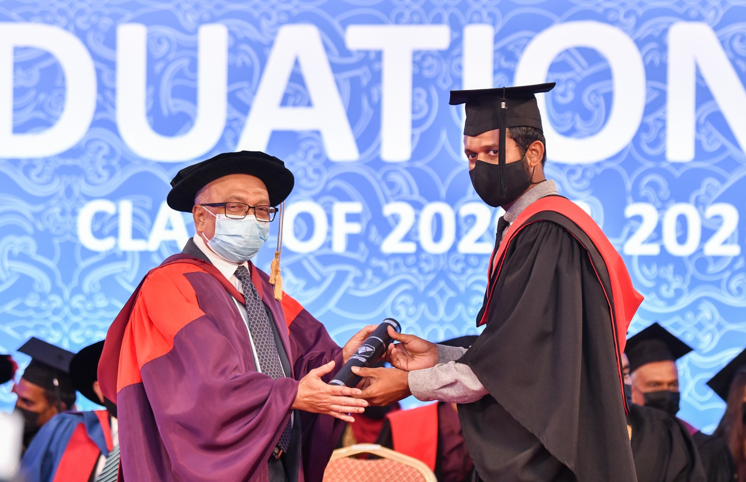 މާލެ: އޮކްޓޫބަރު 21، 2021- ވިލާ ކޮޖެލުގެ ދަސްވެނިވުމުގެ ހަފުލާގައި ގްރެޖުއޭޓްވި ދަރިިވަރަކަށް، އެ ކޮލެޖުގެ ރެކްޓާ ޑރ. އަހުމަދު އަންވަރު ސެޓްފިކެޓް ދެއްވަނީ-- ފޮޓޯ: ފަޔާޒު މޫސާ / މިހާރު