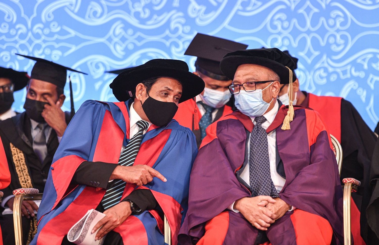 މާލެ: އޮކްޓޫބަރު 21، 2021- ވިލާ ކޮޖެލުގެ ދަސްވެނިވުމުގެ ހަފުލާގައި އެ ކޮލެޖުގެ ރެކްޓާ ޑރ. އަހުމަދު އަންވަރު ބައިވެރިވެ ވަޑައިގަންނަވަނީ-- ފޮޓޯ: ފަޔާޒު މޫސާ / މިހާރު