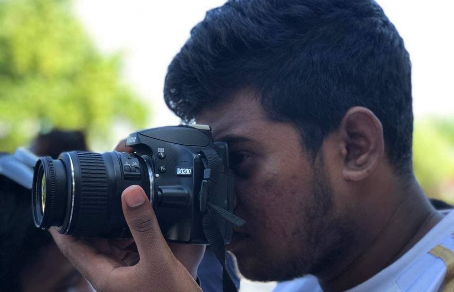 މިގްދާދު ފޮޓޯ ނަގަނީ.