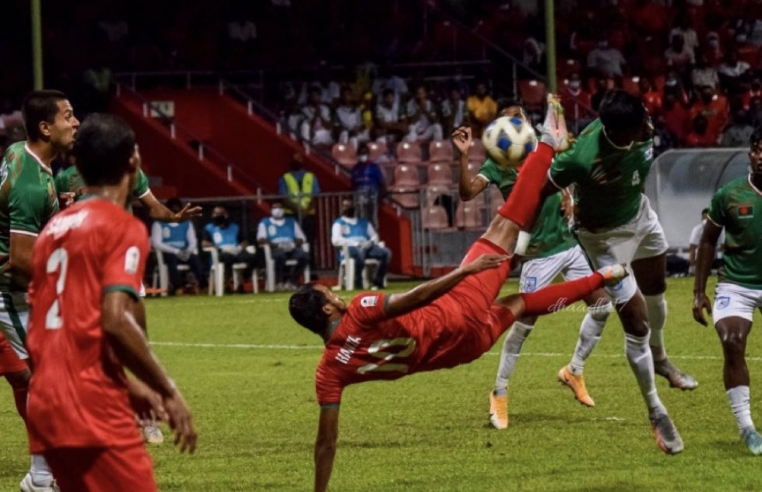 ހަމްޒާ މުހައްމަދު ބައިސްކަލްކިކަކުން ލަނޑު ޖަހަނީ. --- ފޮޓޯ: އަހްމަދު މިގްދާދު ރުޝްދީ