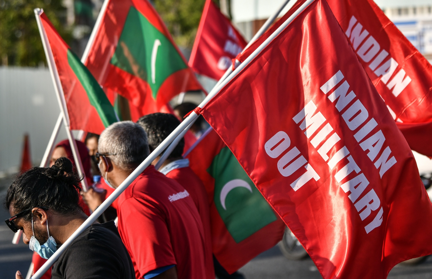 މާލެ- އޮކްޓޯބަރު 22، 2021: އިންޑިއާ ސިފައިން ރާއްޖޭން ބޭލުމަށް ގޮވާލައި މިއަދު މާލެގައި ބޭއްވި ހިނގާލުމުގައި އިދިކޮޅު ސަޕޯޓަރުން ބައިވެރިވަނީ، ގިނަ އަދަދެއްގެ މީހުން ބައިވެރިވި އެ ހިނގައިލުން ކުރިއަށް ދިޔައީ ފުލުހުންގެ އިރުޝާދާ އެއްގޮތަށް ސުލްހަވެރިކަމާ އެކު--. ފޮޓޯ: ނިޝާން އަލީ / މިހާރު