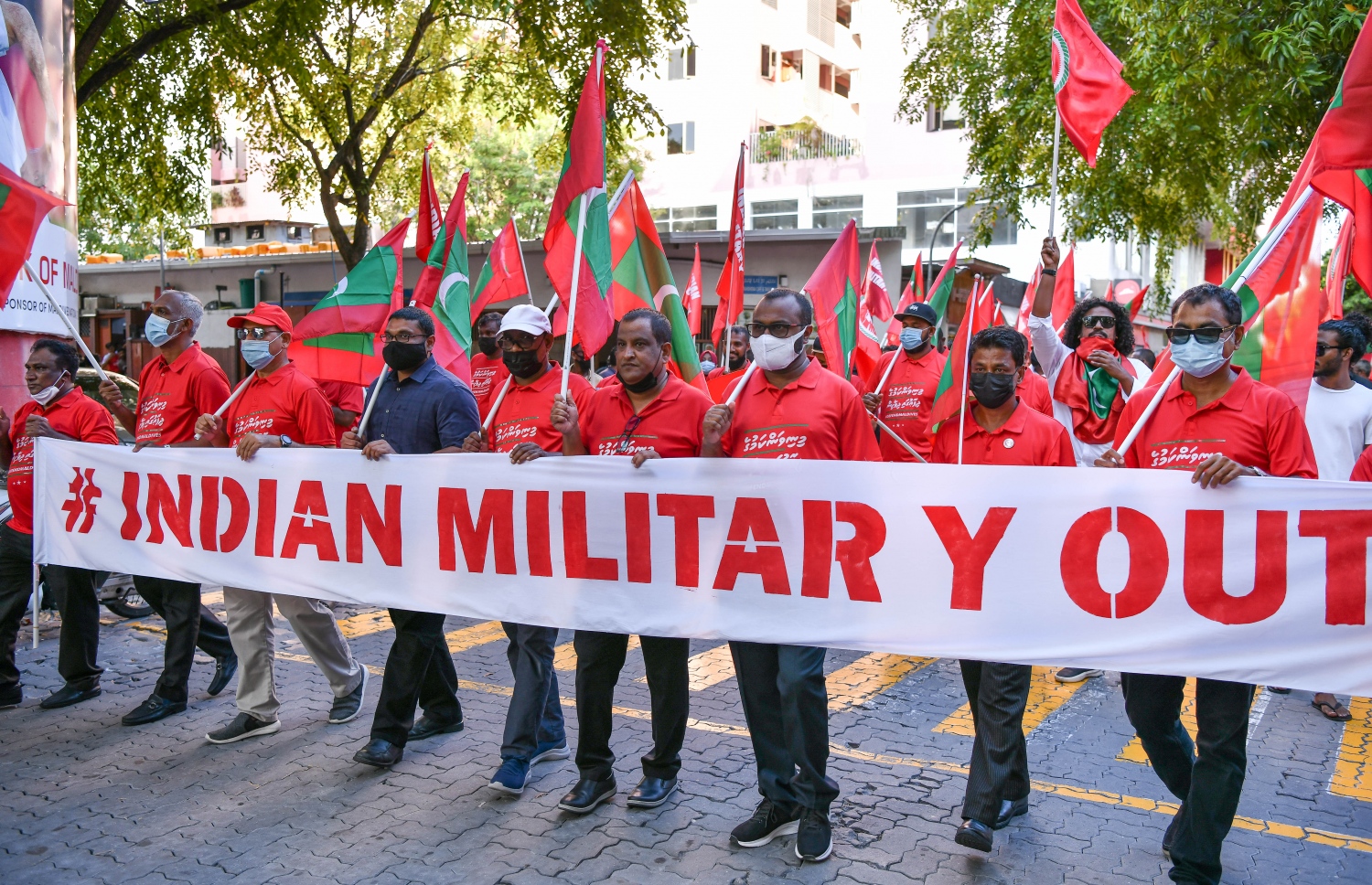 މާލެ- އޮކްޓޯބަރު 22، 2021: އިންޑިއާ ސިފައިން ރާއްޖޭން ބޭލުމަށް ގޮވާލައި މިއަދު މާލެގައި ބޭއްވި ހިނގާލުމުގައި އިދިކޮޅު އިސްވެރިން ބައިވެރިވަނީ، ގިނަ އަދަދެއްގެ މީހުން ބައިވެރިވި އެ ހިނގައިލުން ކުރިއަށް ދިޔައީ ފުލުހުންގެ އިރުޝާދާ އެއްގޮތަށް ސުލްހަވެރިކަމާ އެކު--. ފޮޓޯ: ނިޝާން އަލީ / މިހާރު