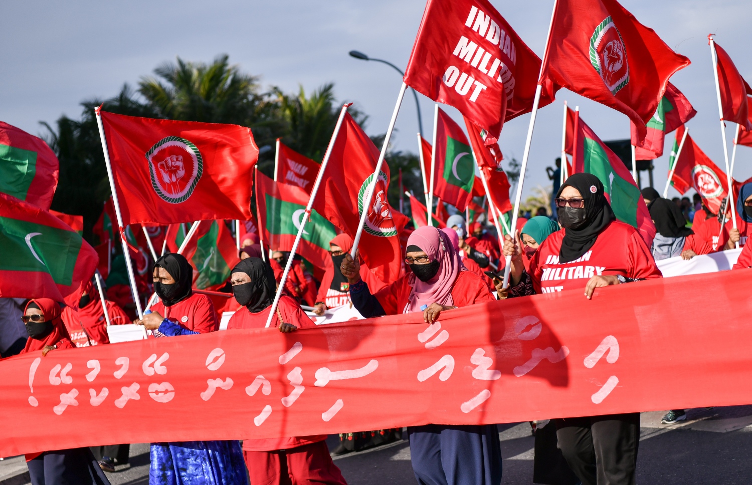 މާލެ- އޮކްޓޯބަރު 22، 2021: އިންޑިއާ ސިފައިން ރާއްޖޭން ބޭލުމަށް ގޮވާލައި މިއަދު މާލެގައި ބޭއްވި ހިނގާލުމުގައި އިދިކޮޅު ސަޕޯޓަރުން ބައިވެރިވަނީ، ގިނަ އަދަދެއްގެ މީހުން ބައިވެރިވި އެ ހިނގައިލުން ކުރިއަށް ދިޔައީ ފުލުހުންގެ އިރުޝާދާ އެއްގޮތަށް ސުލްހަވެރިކަމާ އެކު--. ފޮޓޯ: ނިޝާން އަލީ / މިހާރު