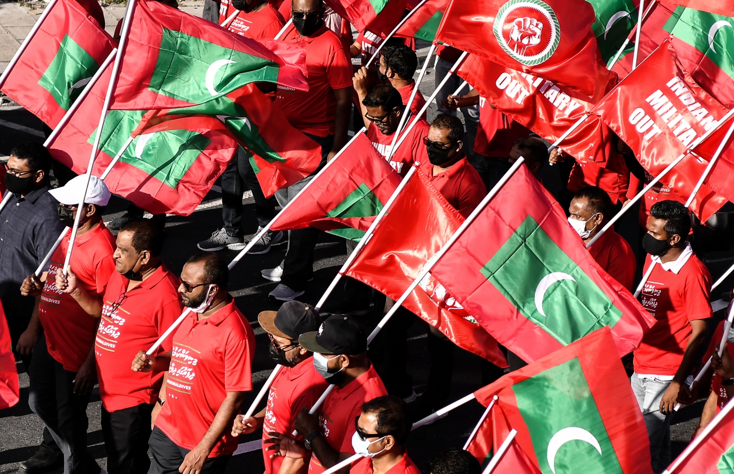 މާލެ- އޮކްޓޯބަރު 22، 2021: އިންޑިއާ ސިފައިން ރާއްޖޭން ބޭލުމަށް ގޮވާލައި މިއަދު މާލެގައި ބޭއްވި ހިނގާލުމުގައި އިދިކޮޅު ސަޕޯޓަރުން ބައިވެރިވަނީ، ގިނަ އަދަދެއްގެ މީހުން ބައިވެރިވި އެ ހިނގައިލުން ކުރިއަށް ދިޔައީ ފުލުހުންގެ އިރުޝާދާ އެއްގޮތަށް ސުލްހަވެރިކަމާ އެކު--. ފޮޓޯ: ނިޝާން އަލީ / މިހާރު