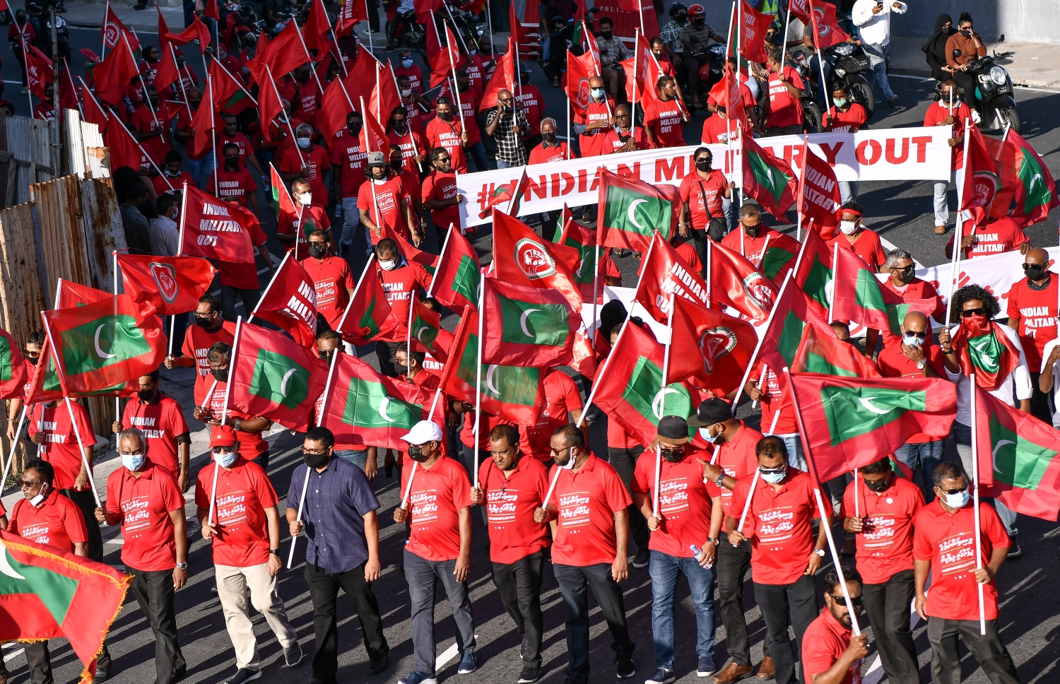 މާލެ- އޮކްޓޯބަރު 22، 2021: އިންޑިއާ ސިފައިން ރާއްޖޭން ބޭލުމަށް ގޮވާލައި މިއަދު މާލެގައި ބޭއްވި ހިނގާލުމުގައި އިދިކޮޅު ސަޕޯޓަރުން ބައިވެރިވަނީ، ގިނަ އަދަދެއްގެ މީހުން ބައިވެރިވި އެ ހިނގައިލުން ކުރިއަށް ދިޔައީ ފުލުހުންގެ އިރުޝާދާ އެއްގޮތަށް ސުލްހަވެރިކަމާ އެކު--. ފޮޓޯ: ނިޝާން އަލީ / މިހާރު